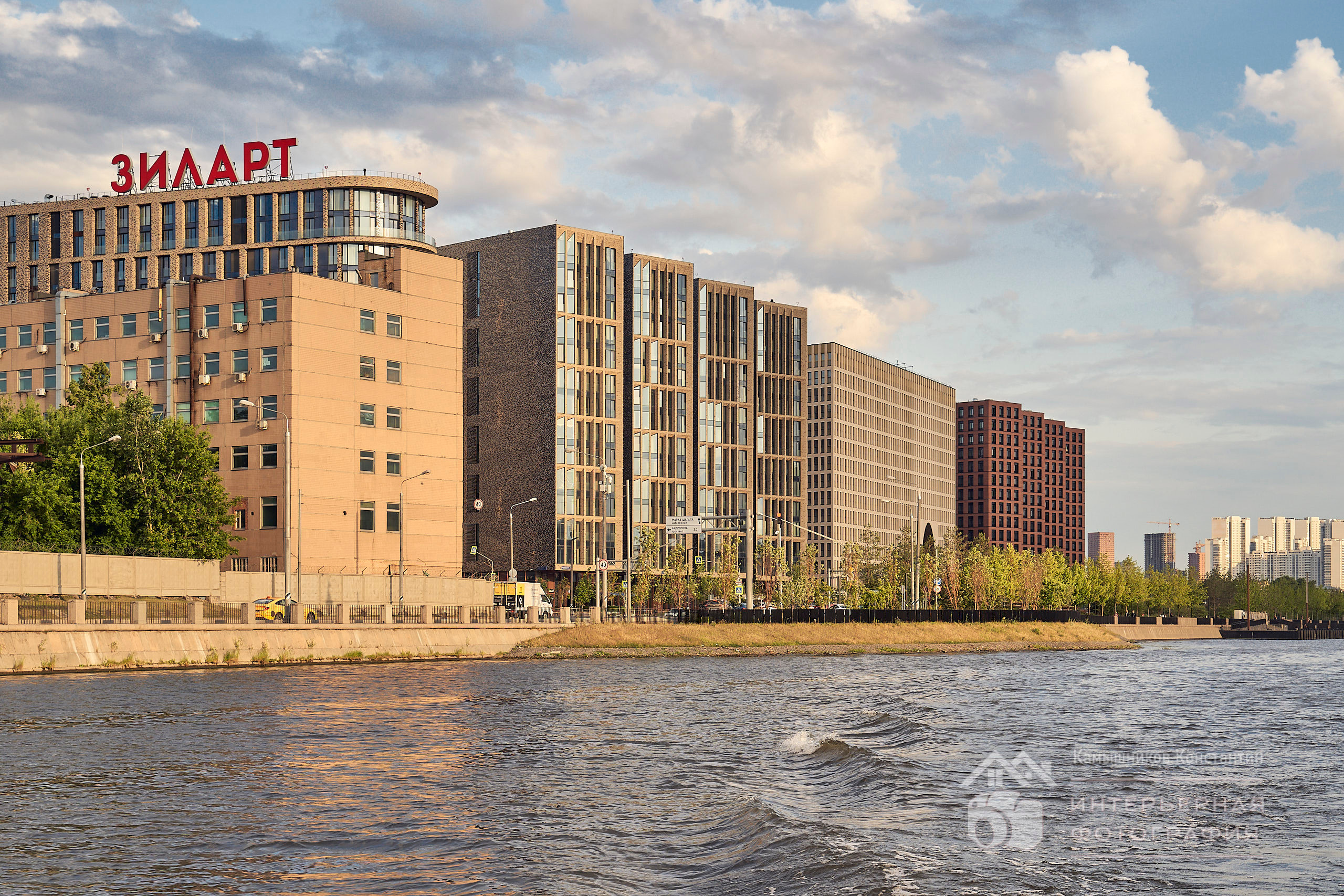 Архитектурная фотография ЖК Зиларт в лучах заходящего солнца, вид со стороны Москвы-реки