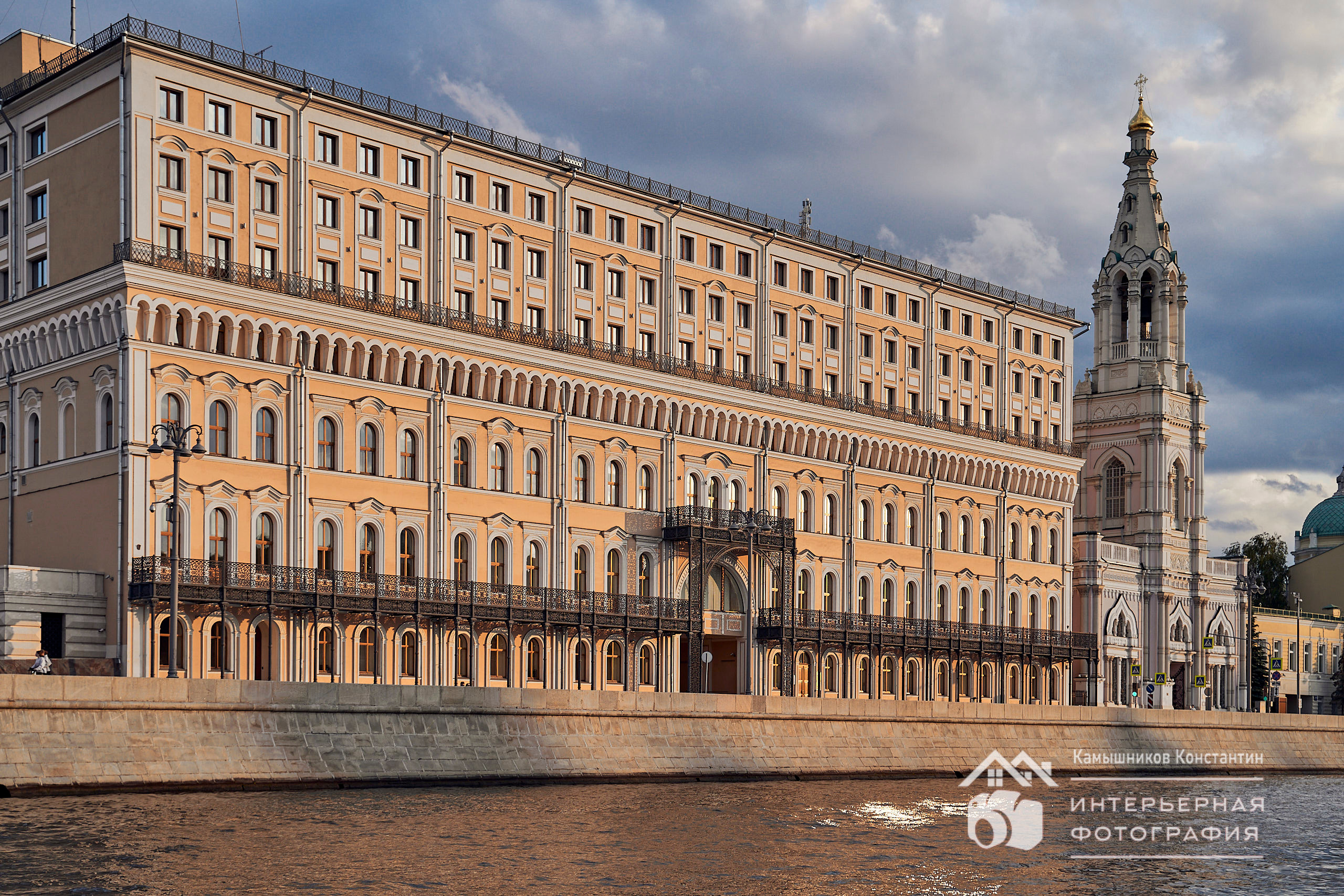Архитектурная фотосъемка вечернего городского пейзажа с Кокоревским подворьем и Храмом Софии Премудрости в Замоскворечье