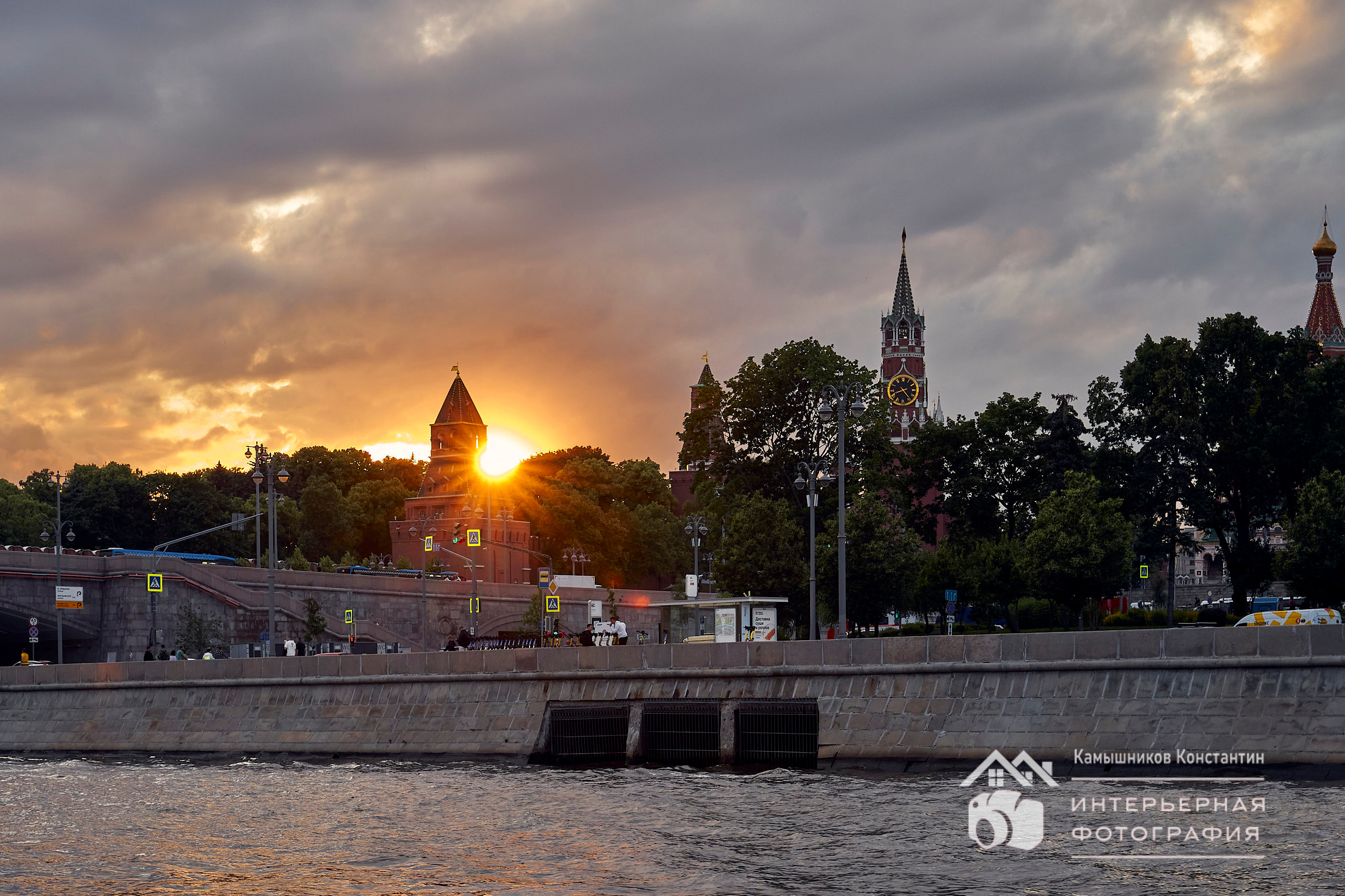 Архитектурная фотография Московского Кремля в момент, когда садится солнце