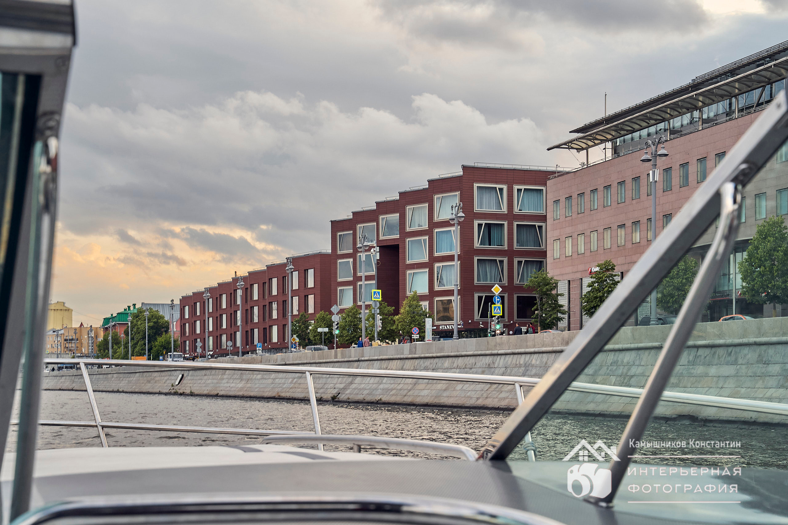 Архитектурная фотография вида на ЖК "Кленовый DOM" с реки