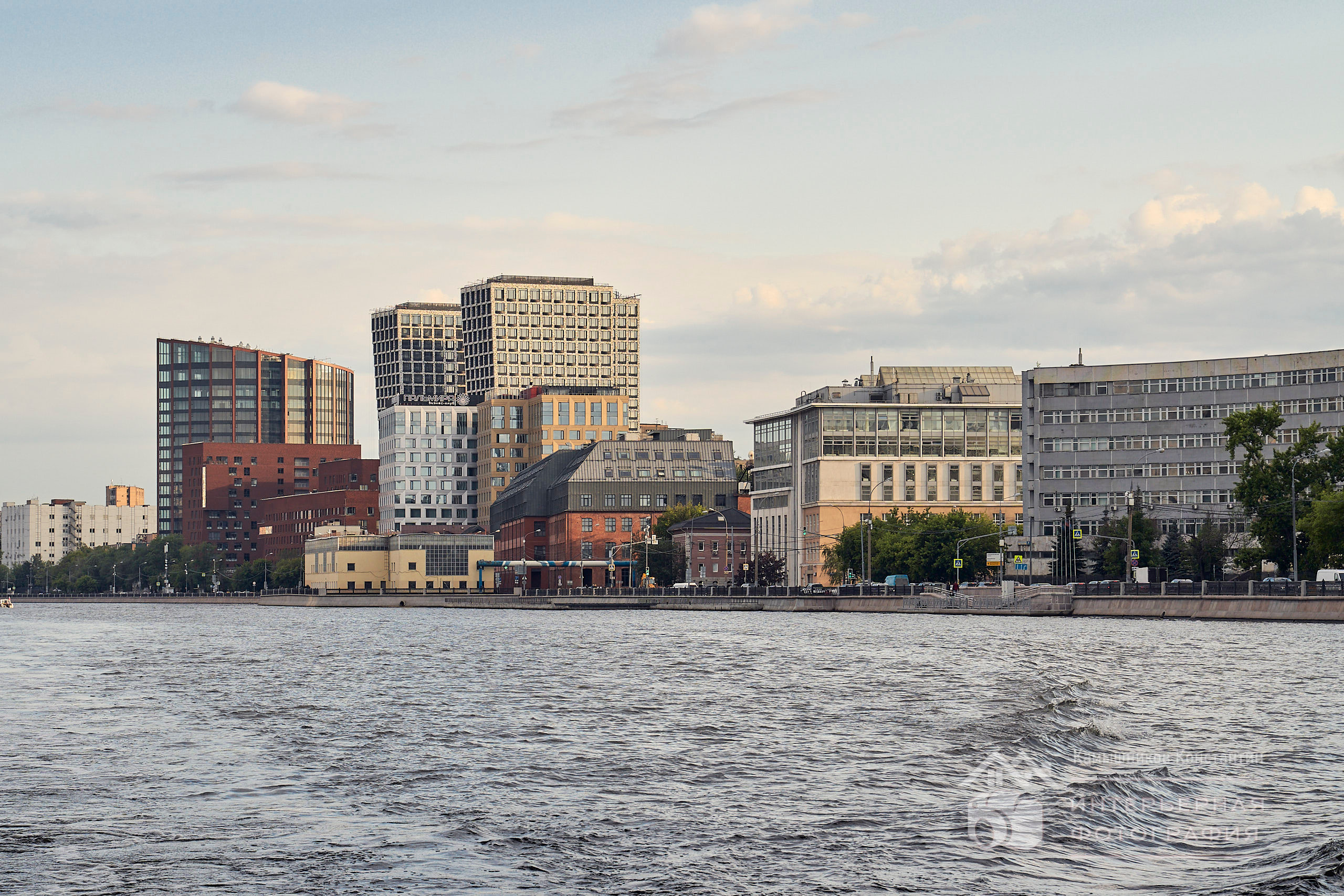 Архитектурная съемка с Москвы-реки, городской пейзаж, вид на новостройки Москвы