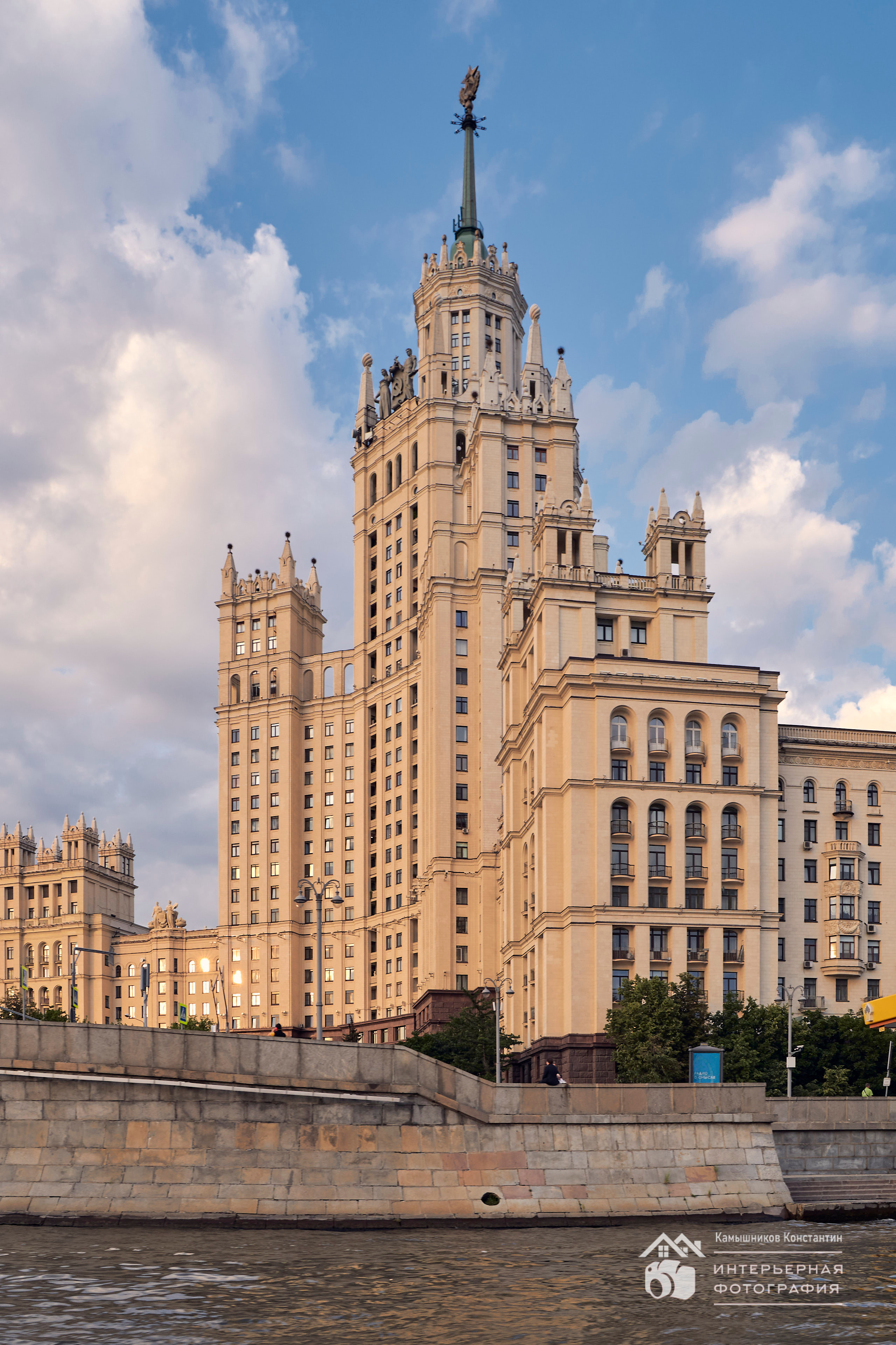 Архитектурное фото высотки на Котельнической