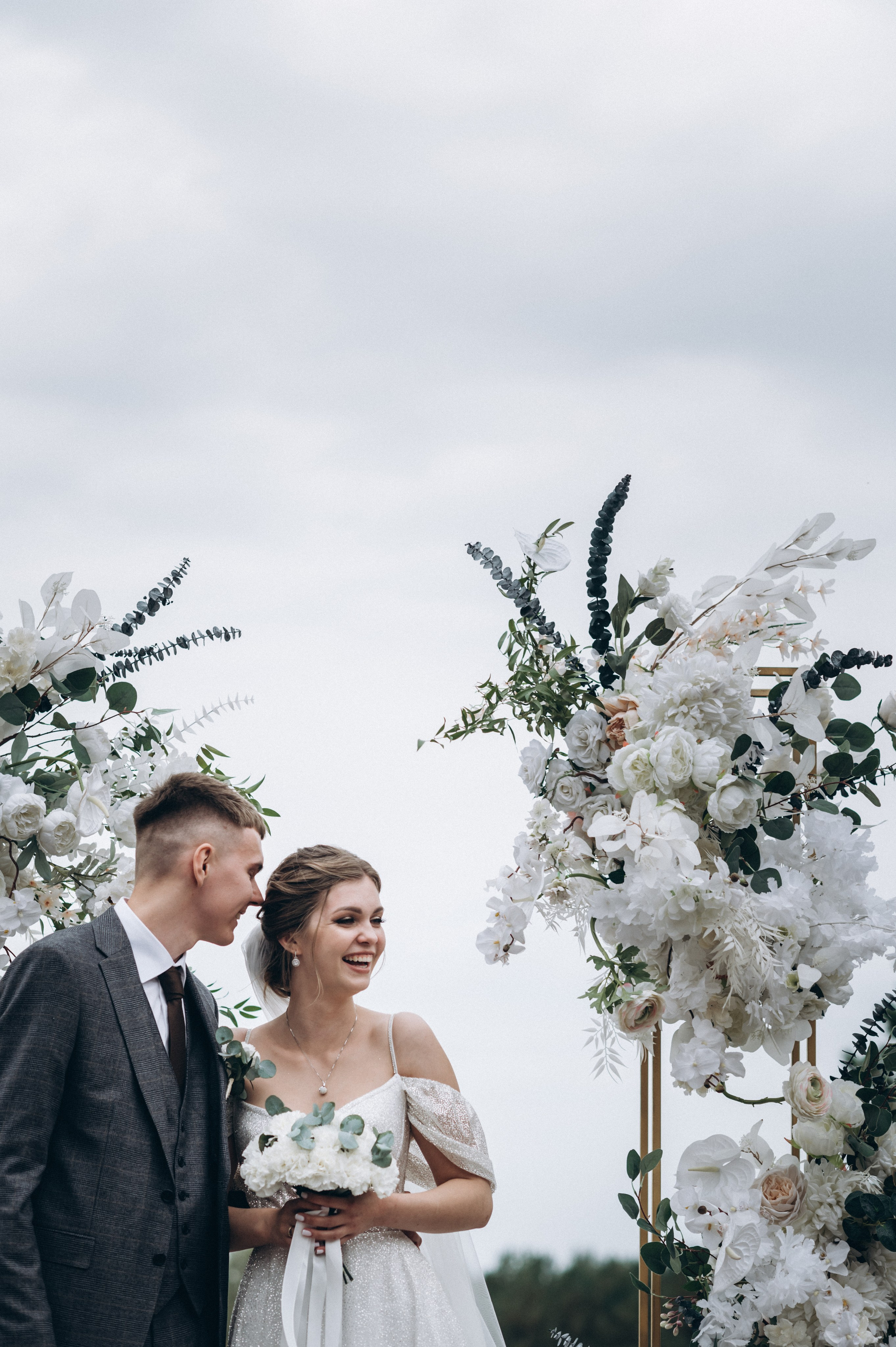 Жених и невеста во время выездной регистрации в Полоцке