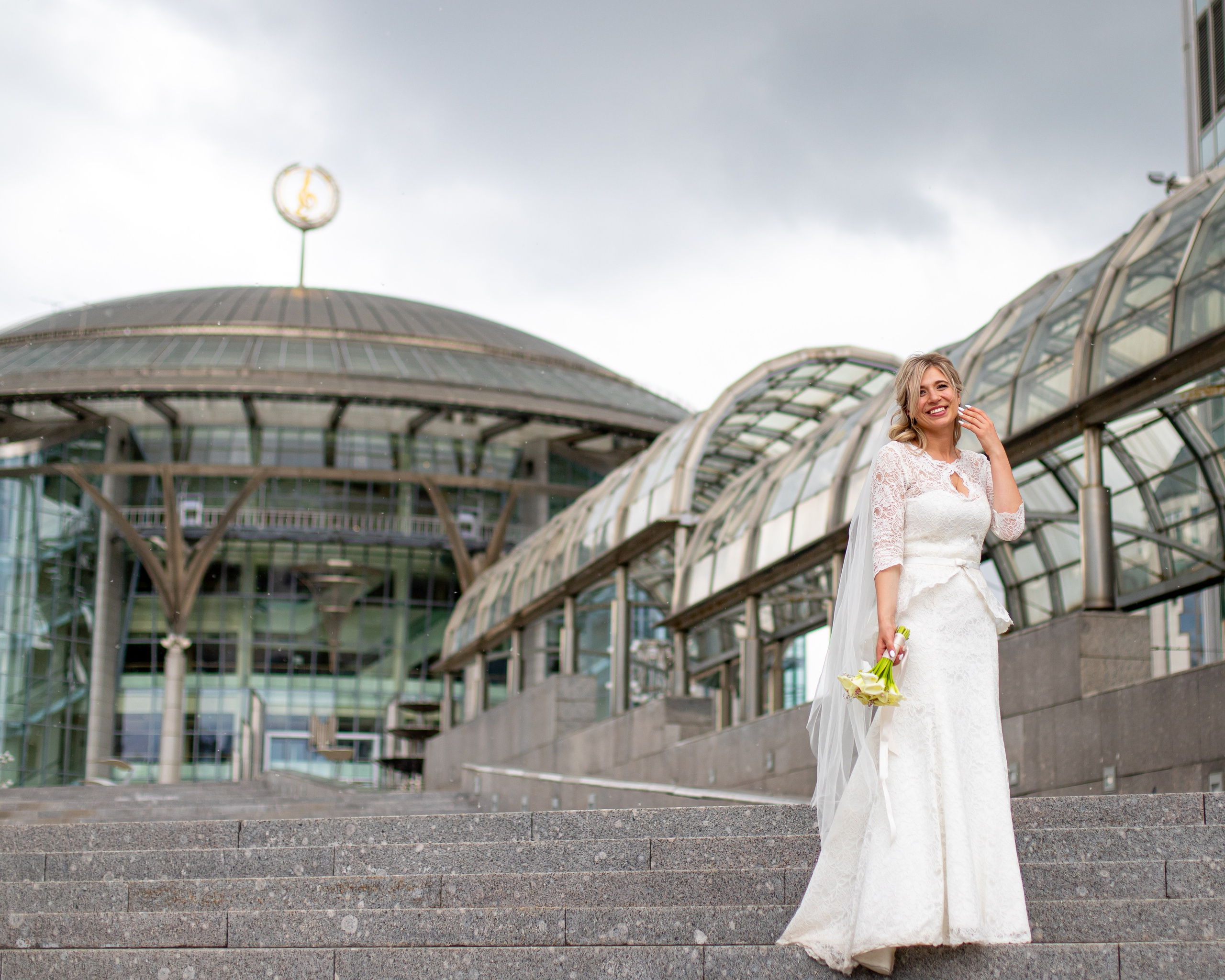Невеста в день свадьбы у Дома музыки