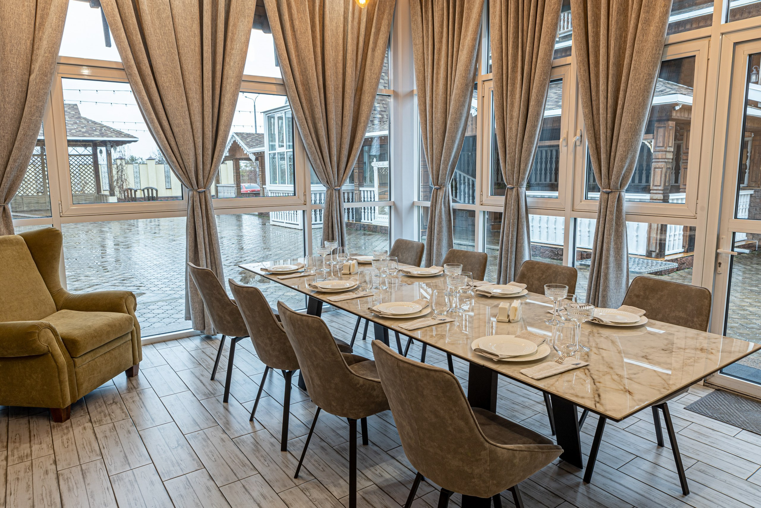 Банкетный зал ресторана «Дача». Фотограф в Оренбурге. Профессиональный фотограф