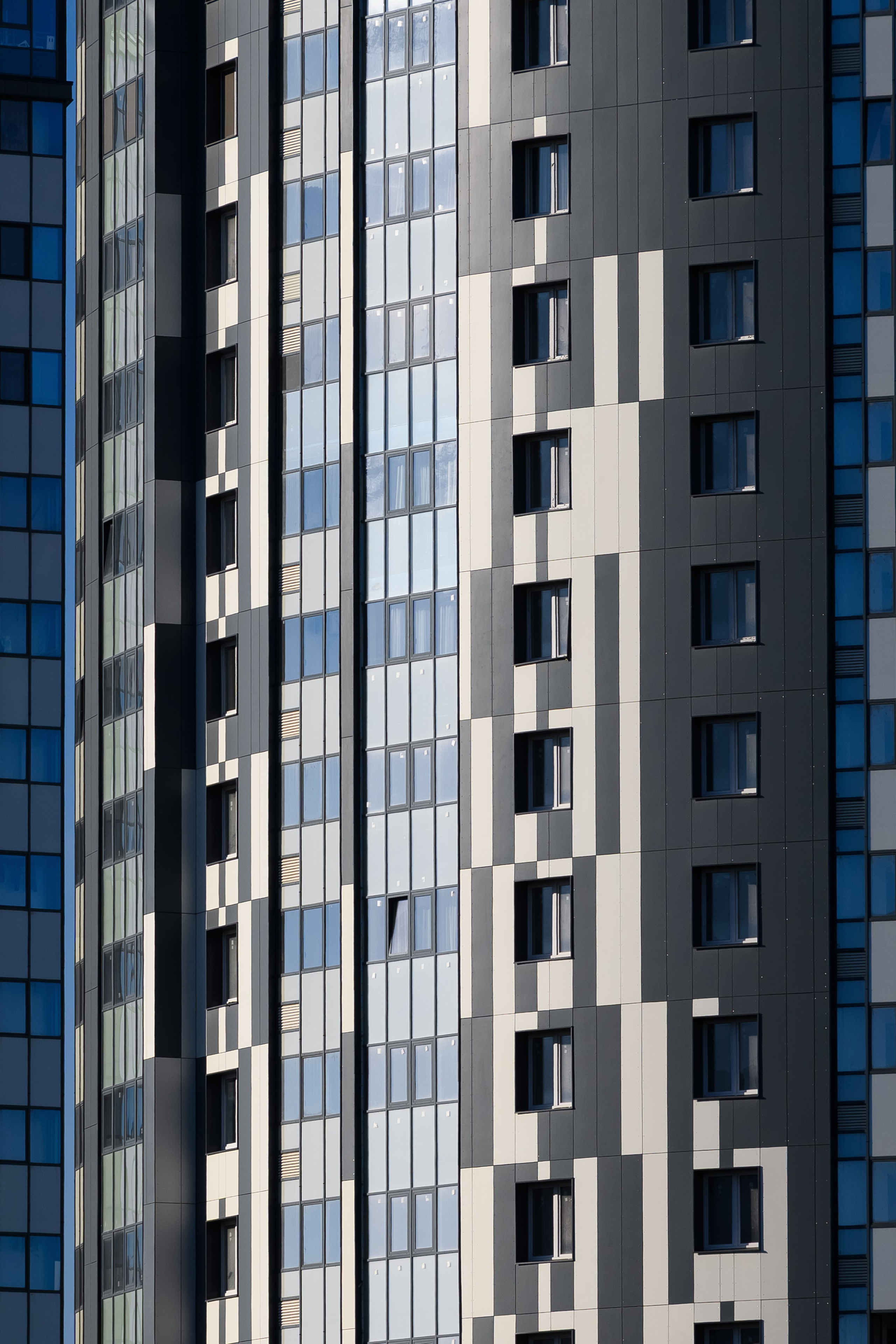 Фасад Авалон-Сити с окном-панорамой, вертикали и горизонтали в ритме, фотограф из Казани Алексей Клейменов