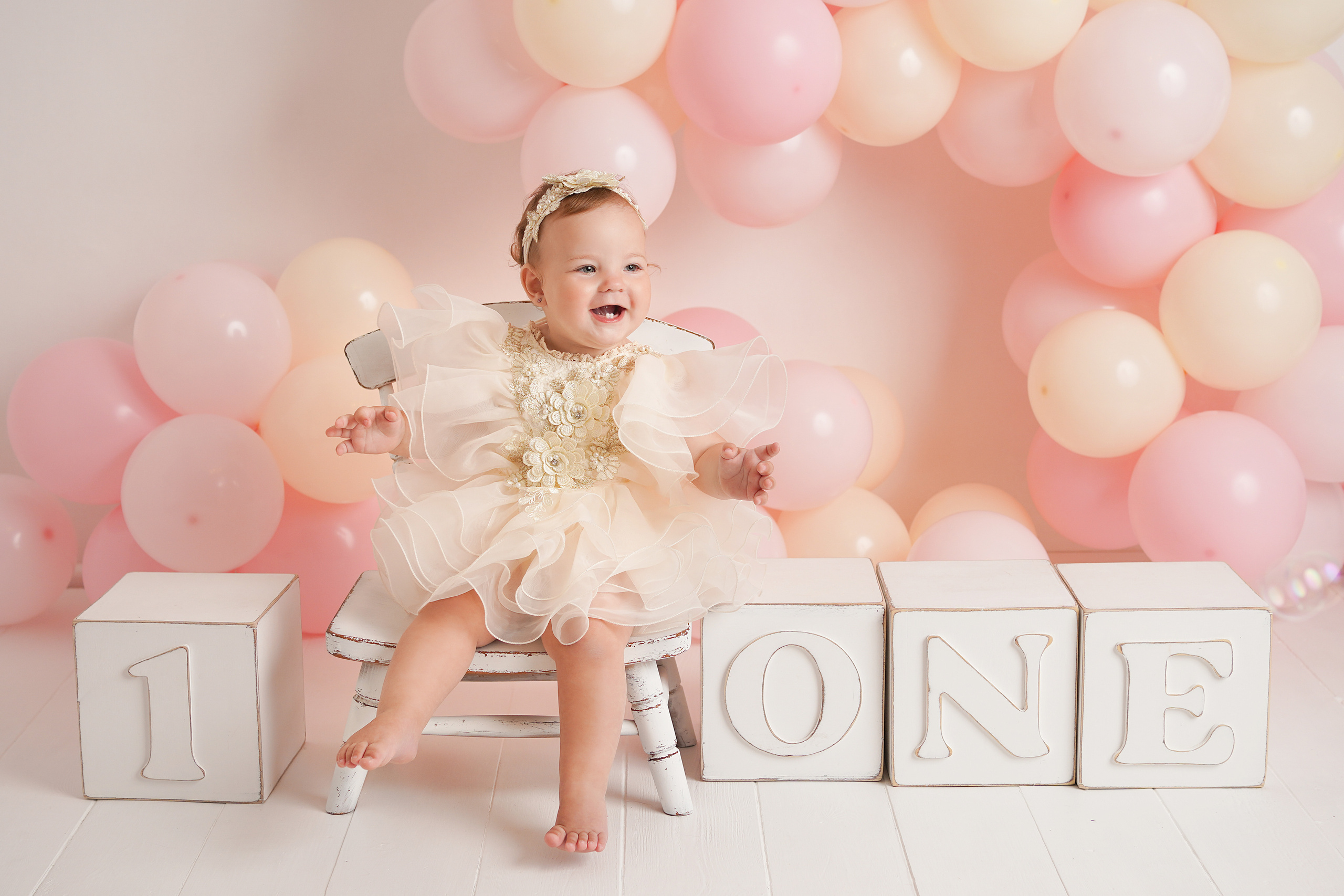 В студии есть огромные кубики с надписью Первый год.