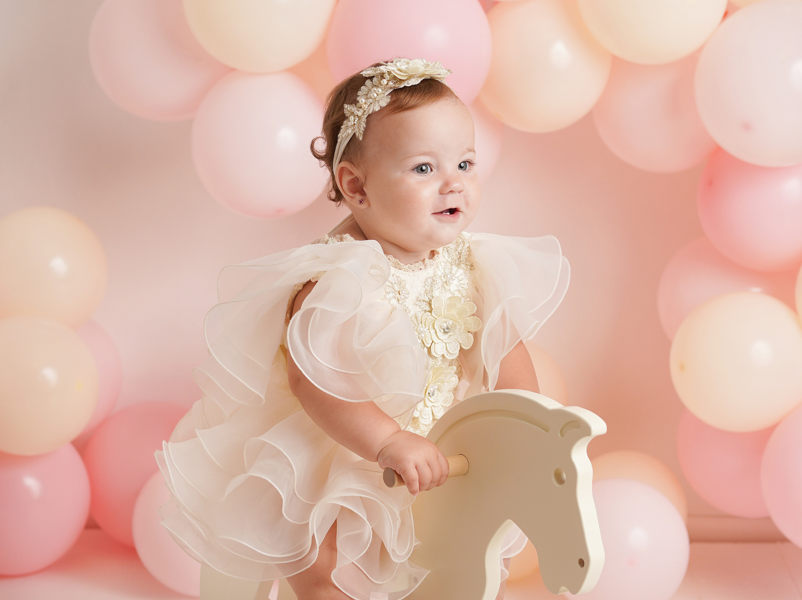 У фотографа в студии много красивых детских нарядов.