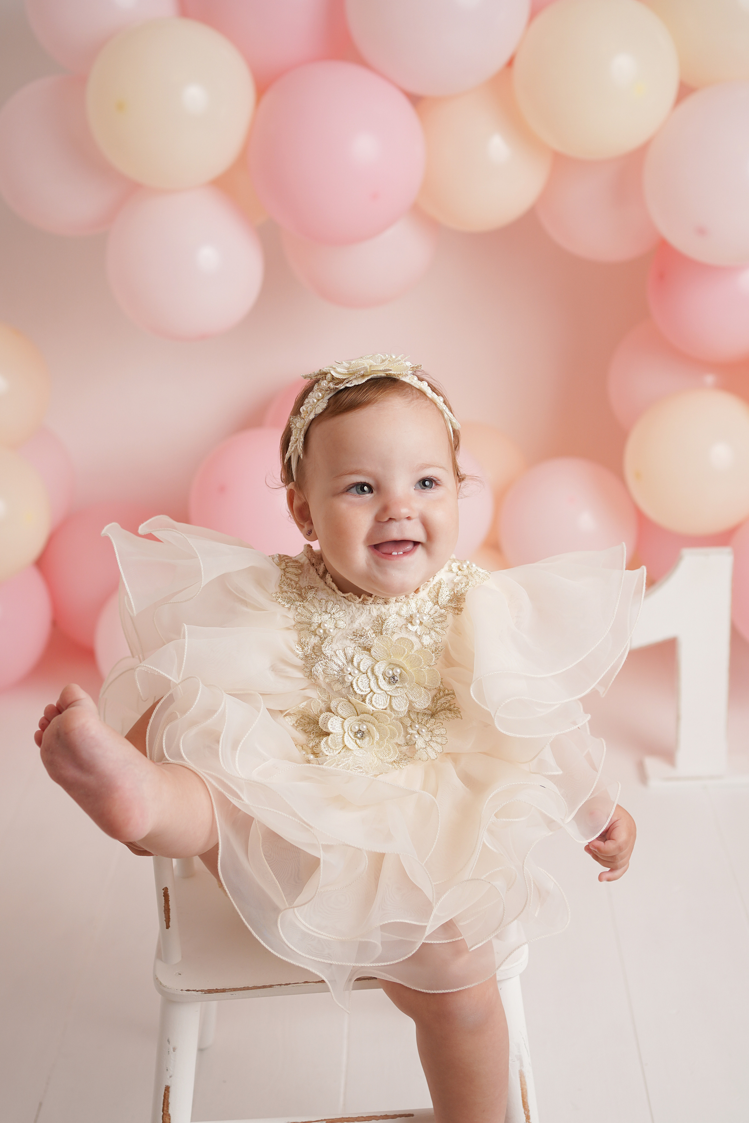 На фотосессии было много красивых розовых шаров.