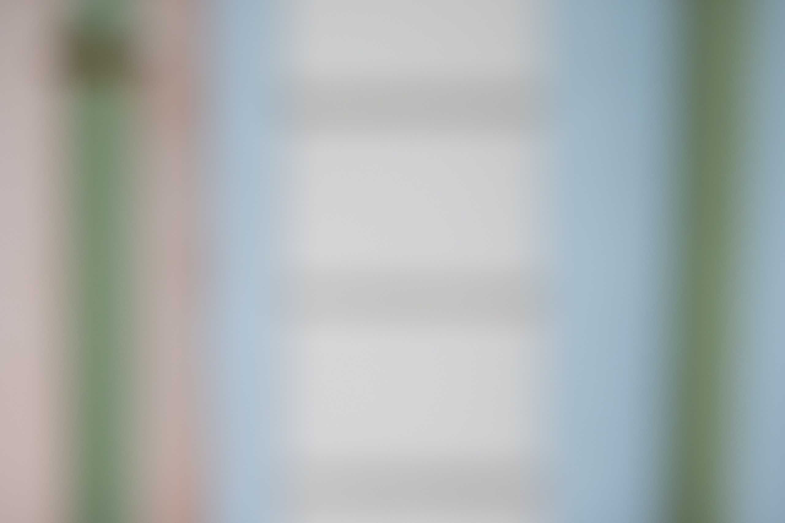 Авторская городская фотография, исследующая свет, цвет, архитектуру и визуальные ритмы городской среды. Фотограф: Ожерельев Лев