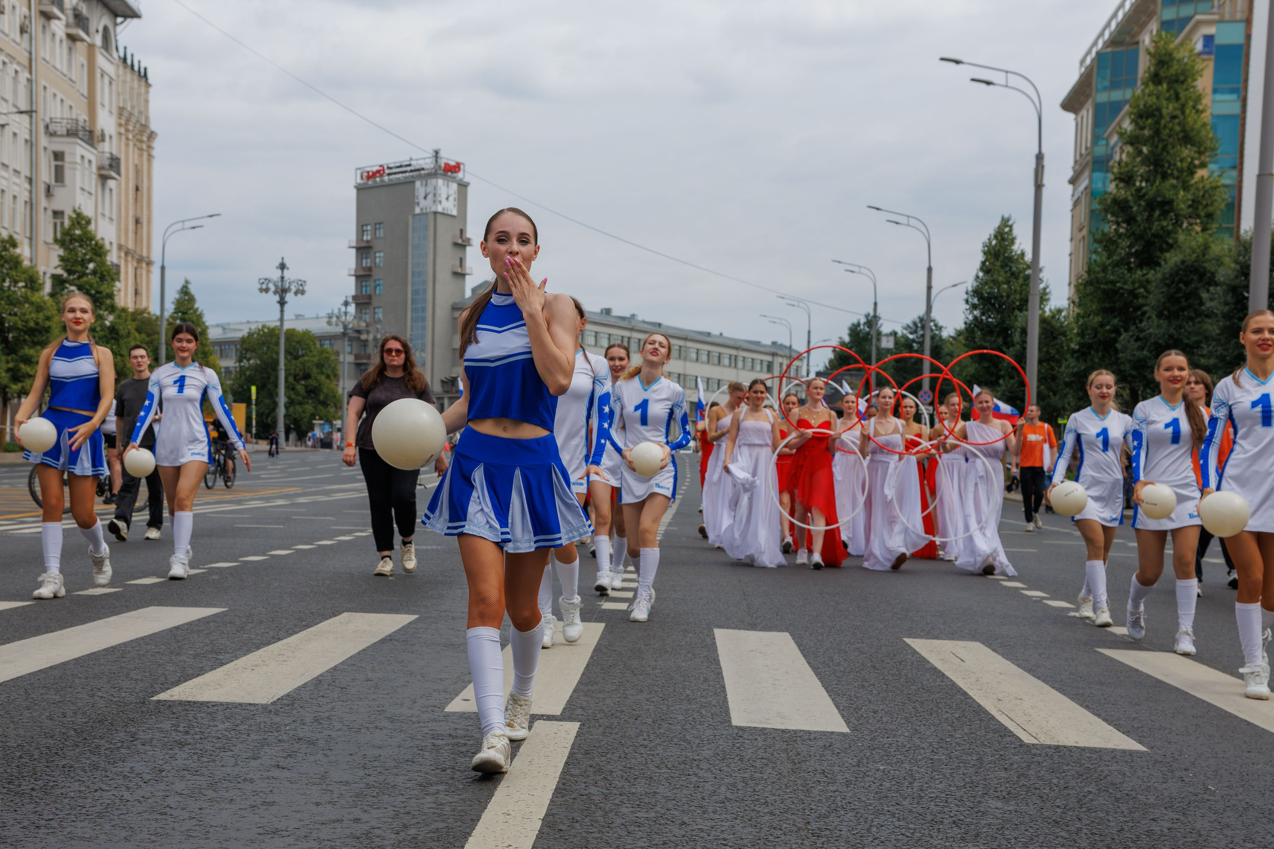Шествие спортсменок группы поддержки по Садовому кольцу