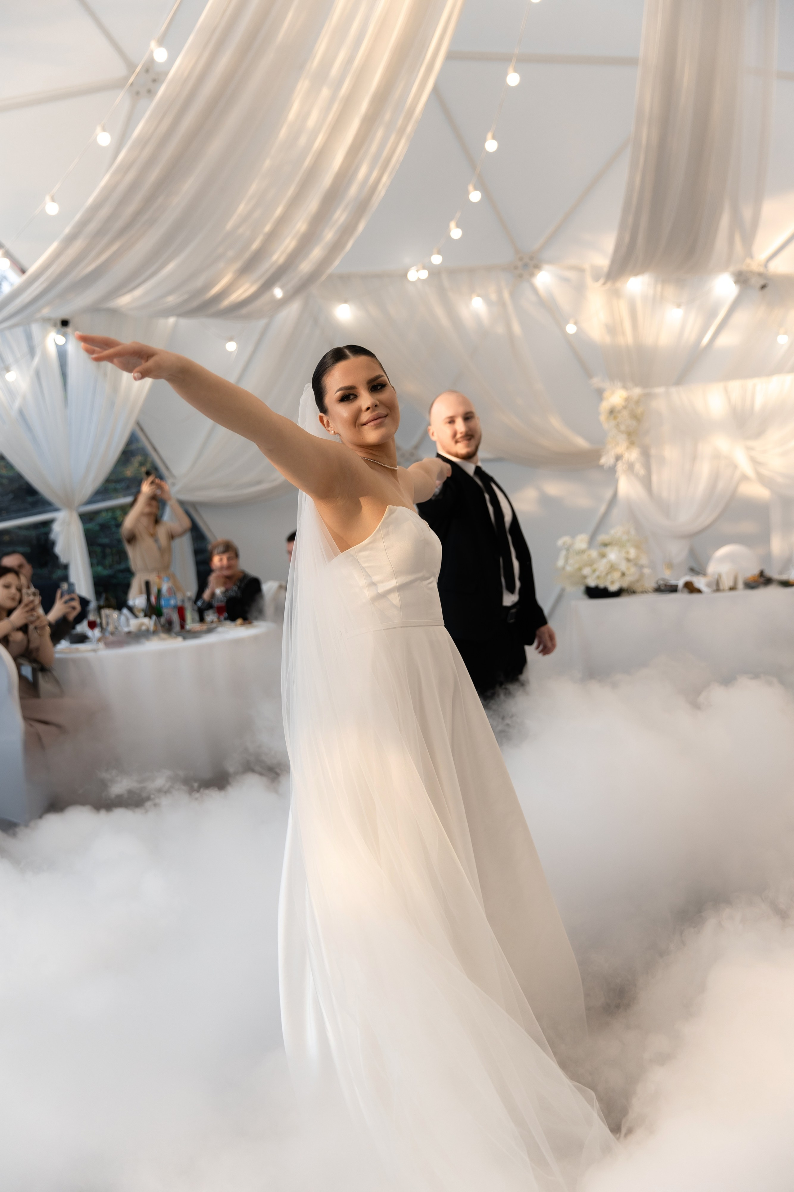 Я создаю профессиональные фотографии, которые сохраняют эмоции, детали и атмосферу вашего праздника. Свадебный фотограф во Владивостоке