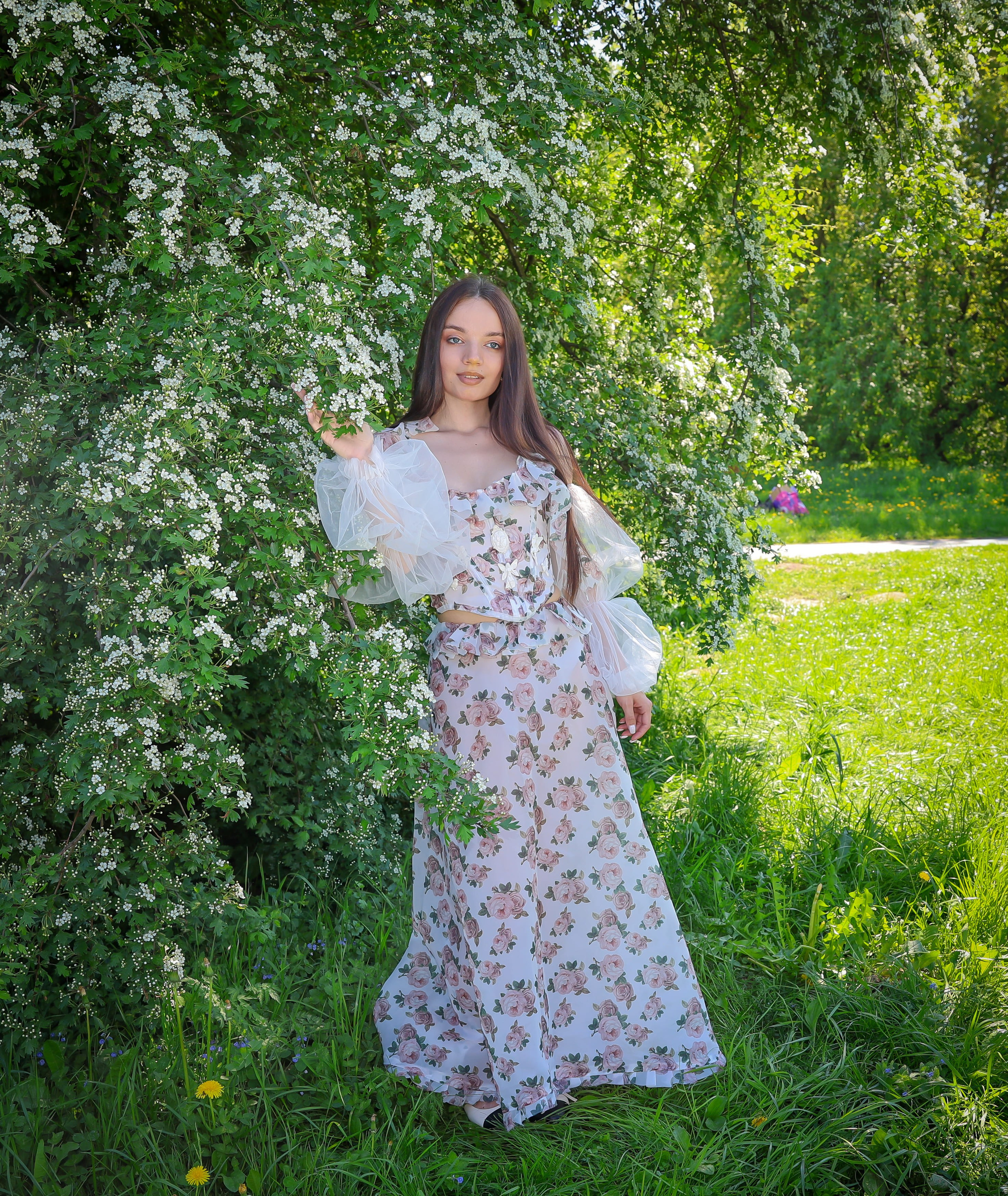 Женский портрет в цветущем парке Коломенское, летняя фотосессия, фотограф Карасёва Елена