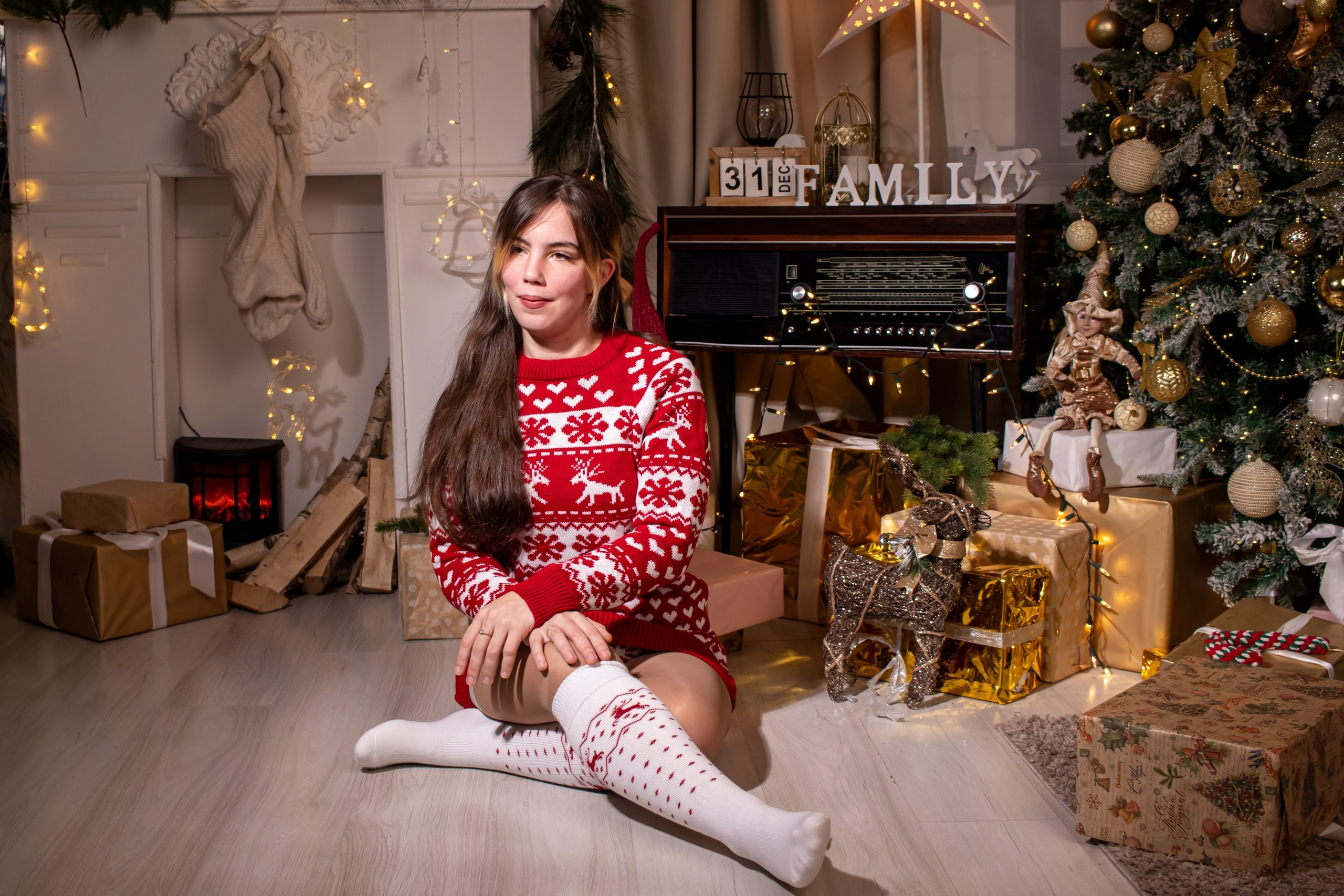 Женский новогодний портрет с подарками и праздничным декором, фотограф Карасёва Елена