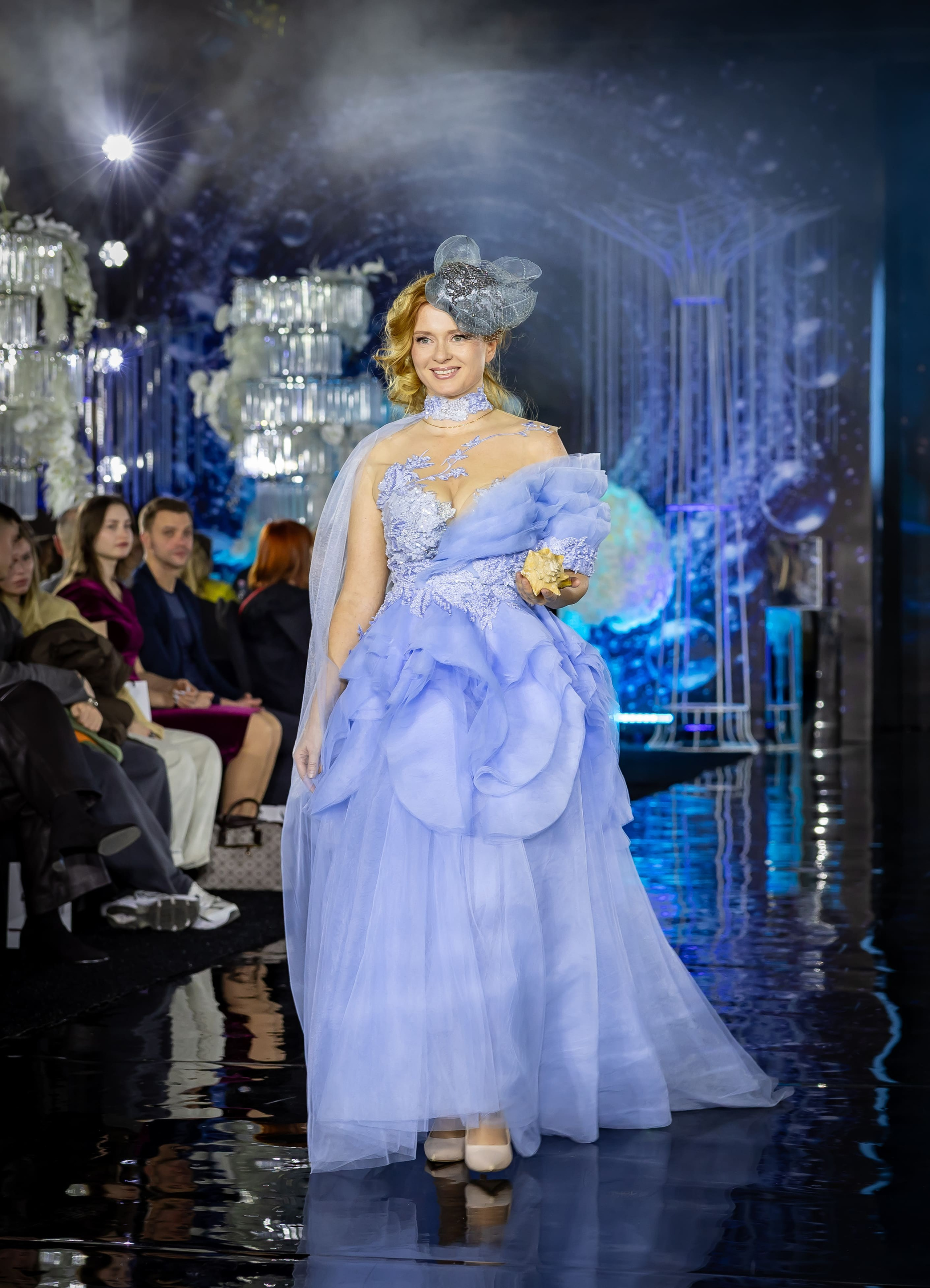 Девушка в воздушном голубом платье, подиумный показ, фешен-фотограф Карасёва Елена