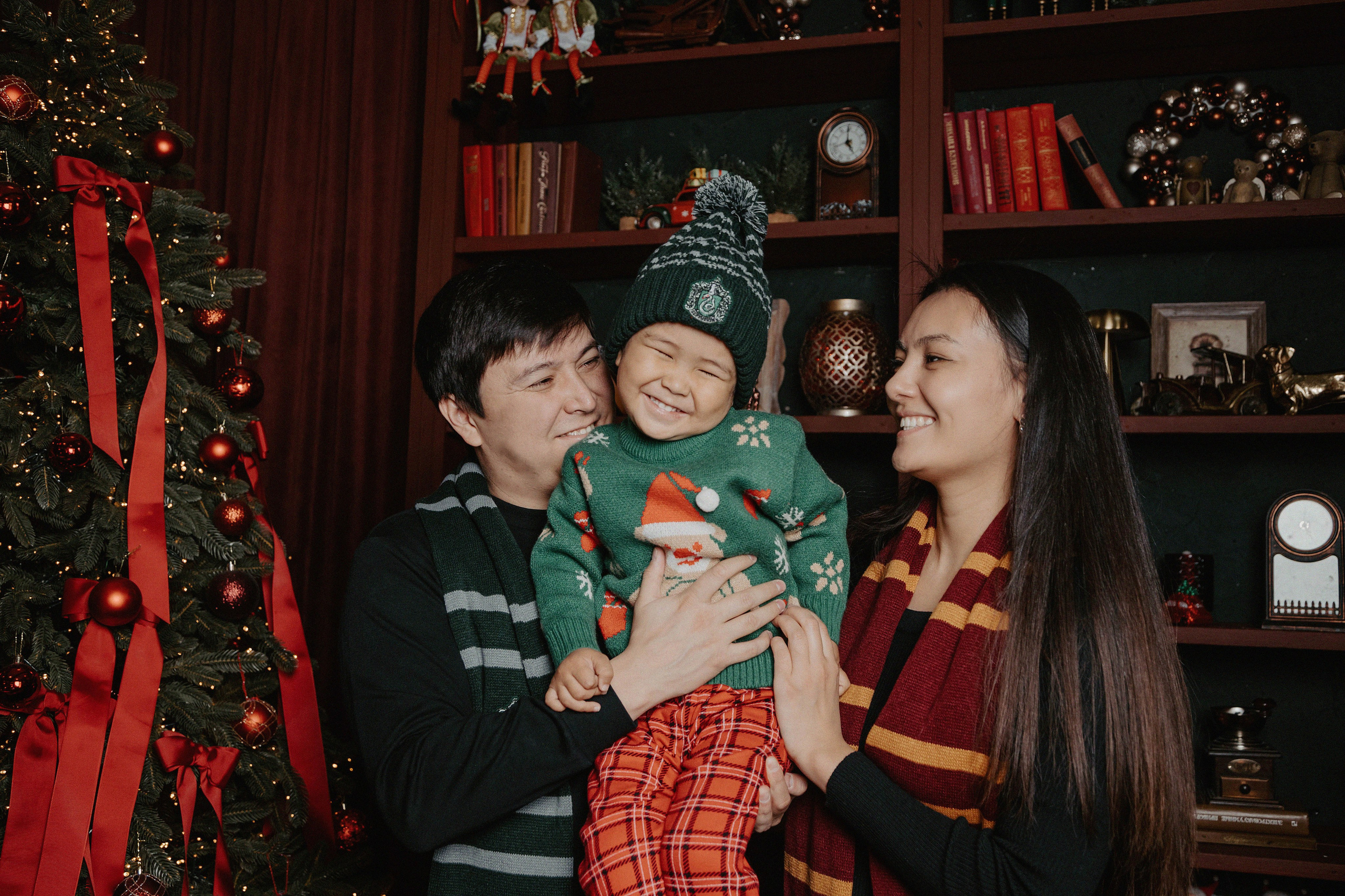 Семейная фотосессия Бахыт, Алем и Берика в фотостудии 2Stula. Свадебный, семейный и портретный фотограф в Алматы, Костанай