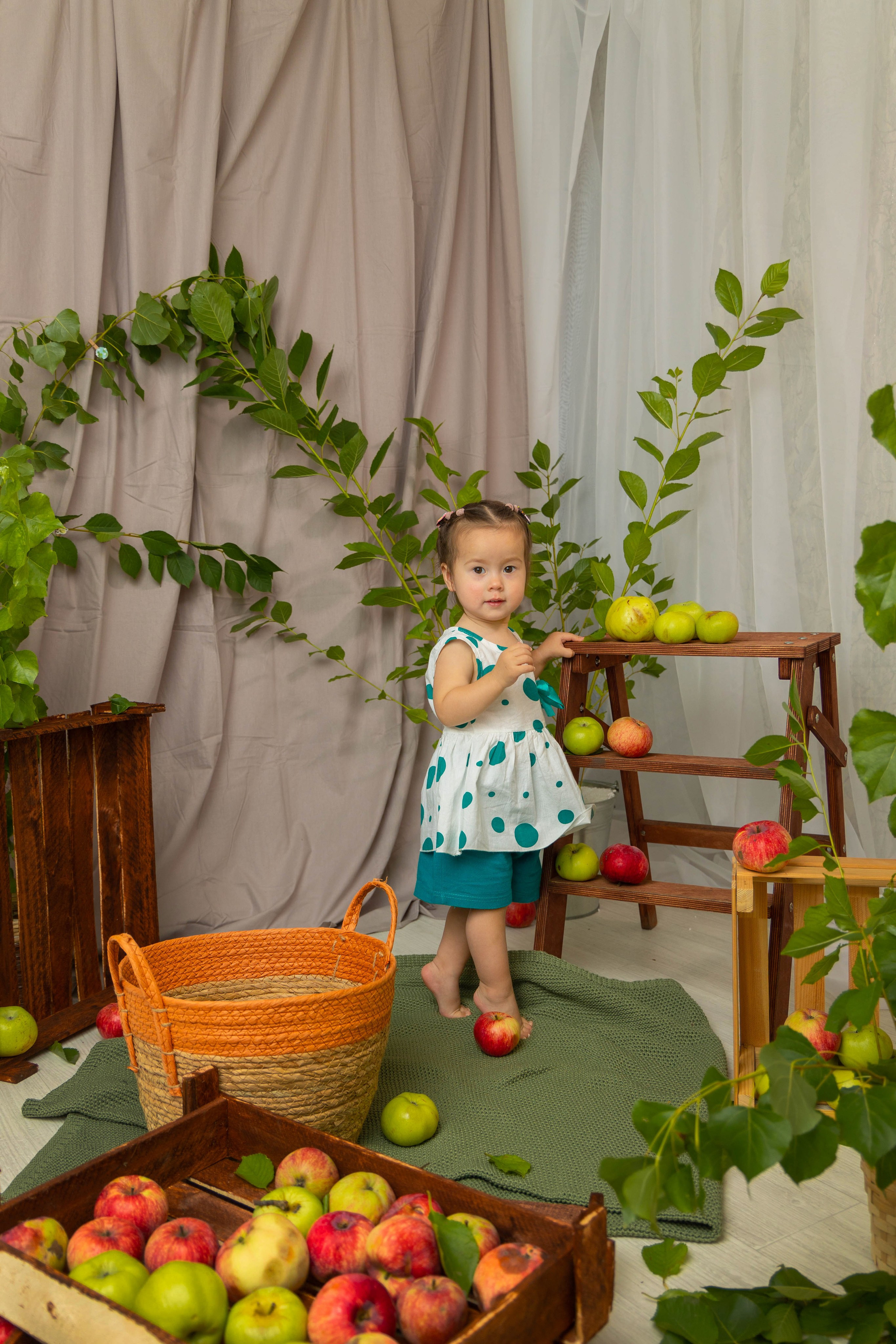 Фото зона с яблоками. Выпускные альбомы в Липецк