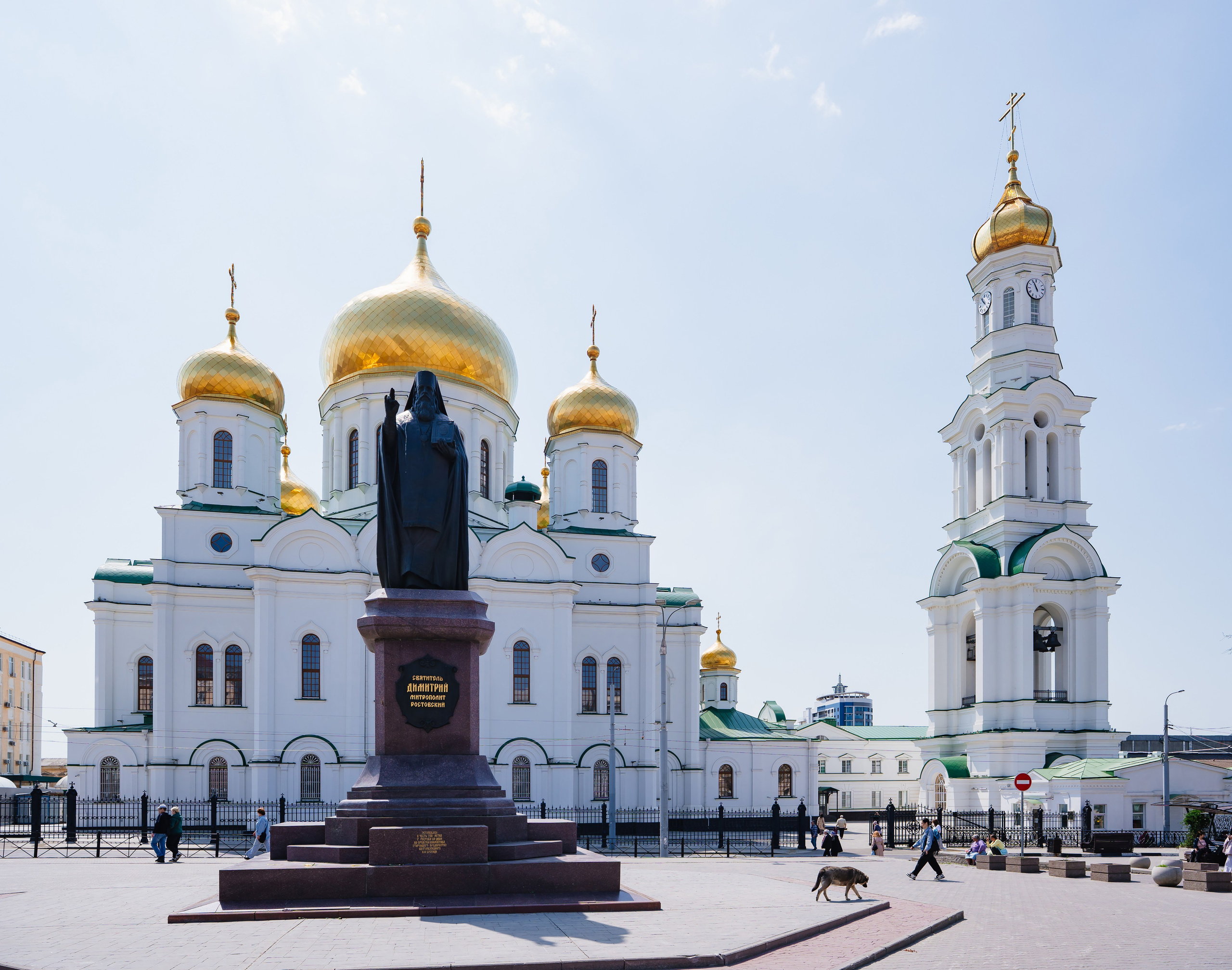 Кафедральный собор Рождества Пресвятой Богородицы в Ростове-на-Дону — один из главных православных храмов города и известная архитектурная достопримечательность юга России. Историческое здание с золотыми куполами и колокольней в центре Ростова-на-Дону 9.05.2026, фотограф Андрей Сайфутдинов