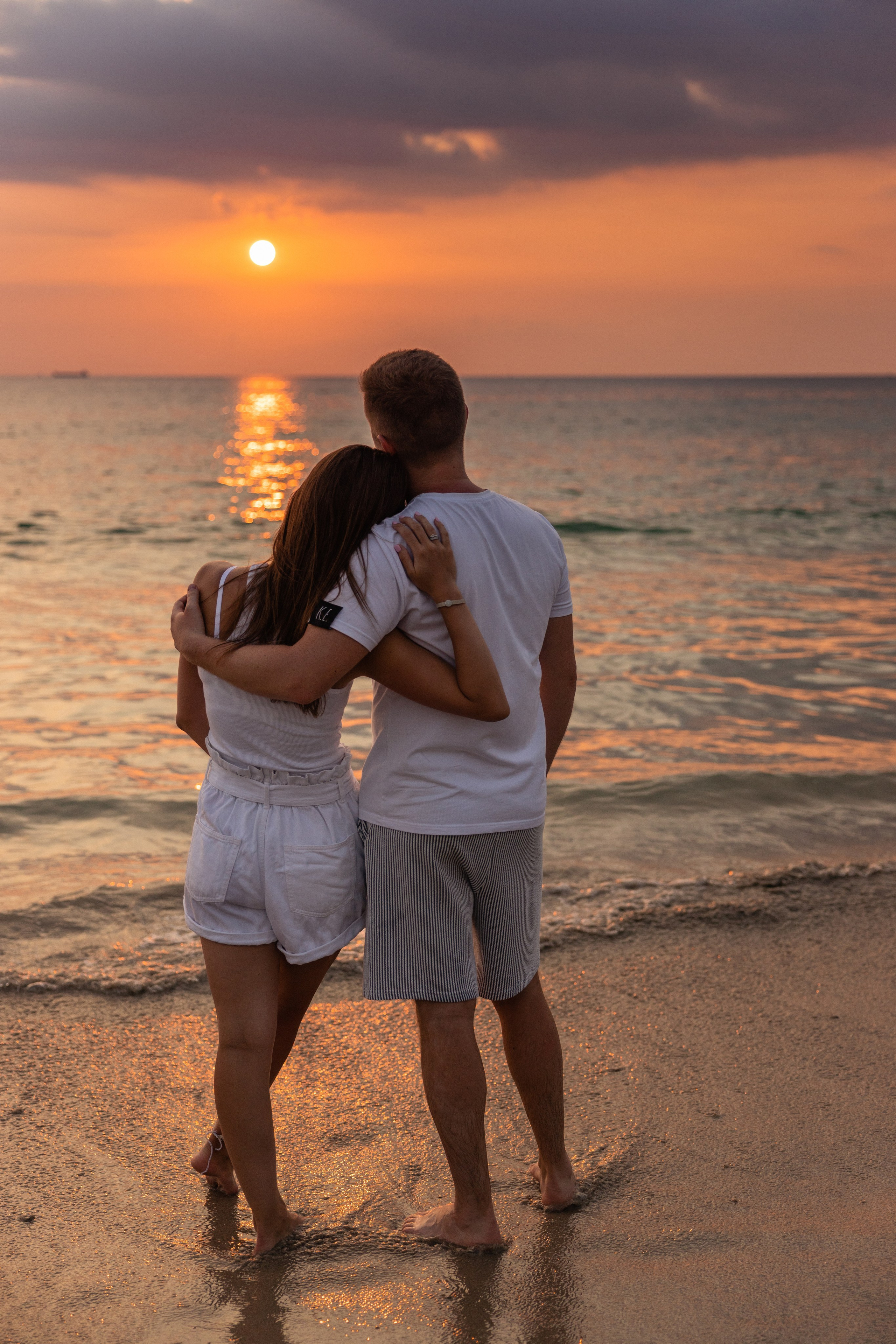 Love Story на Пхукете: фотосессия для пары на пляже Карон. Фотограф на Пхукете в Таиланде