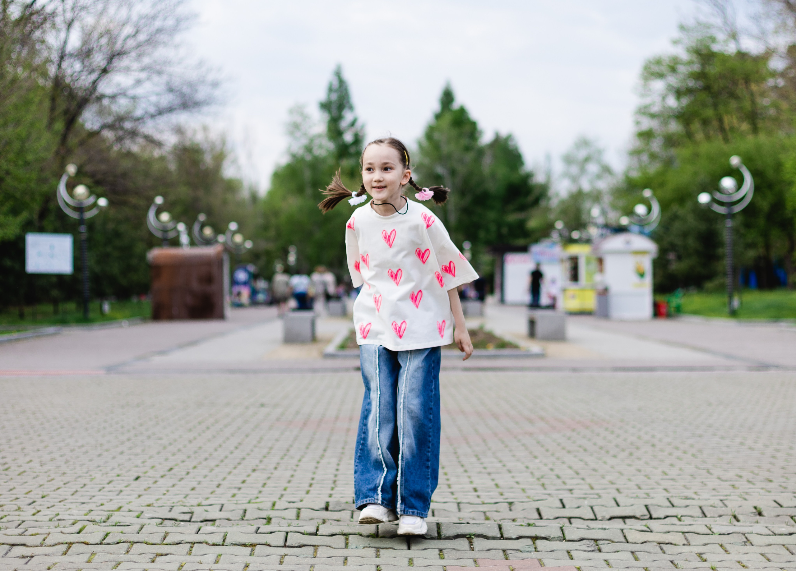 Мадина в цветущем парке. Семейный и детский фотограф в Хабаровске Алевтина Проскурякова