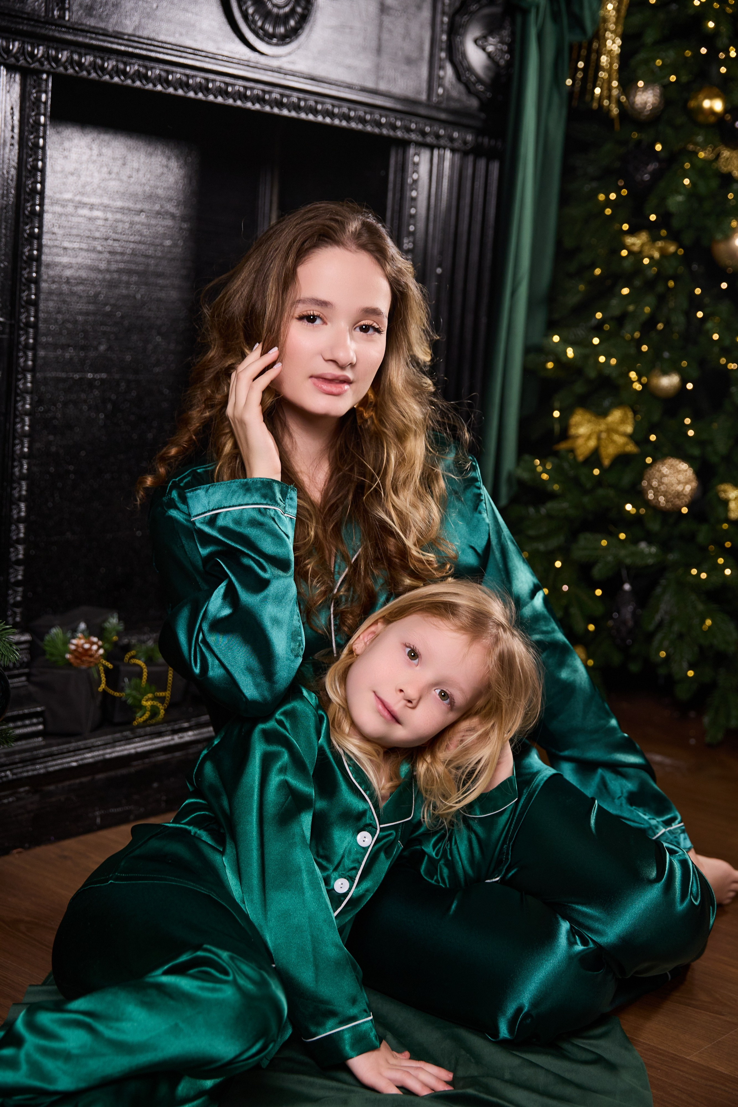 Фотосессия семейная мама с дочкой в новогодней фотостудии