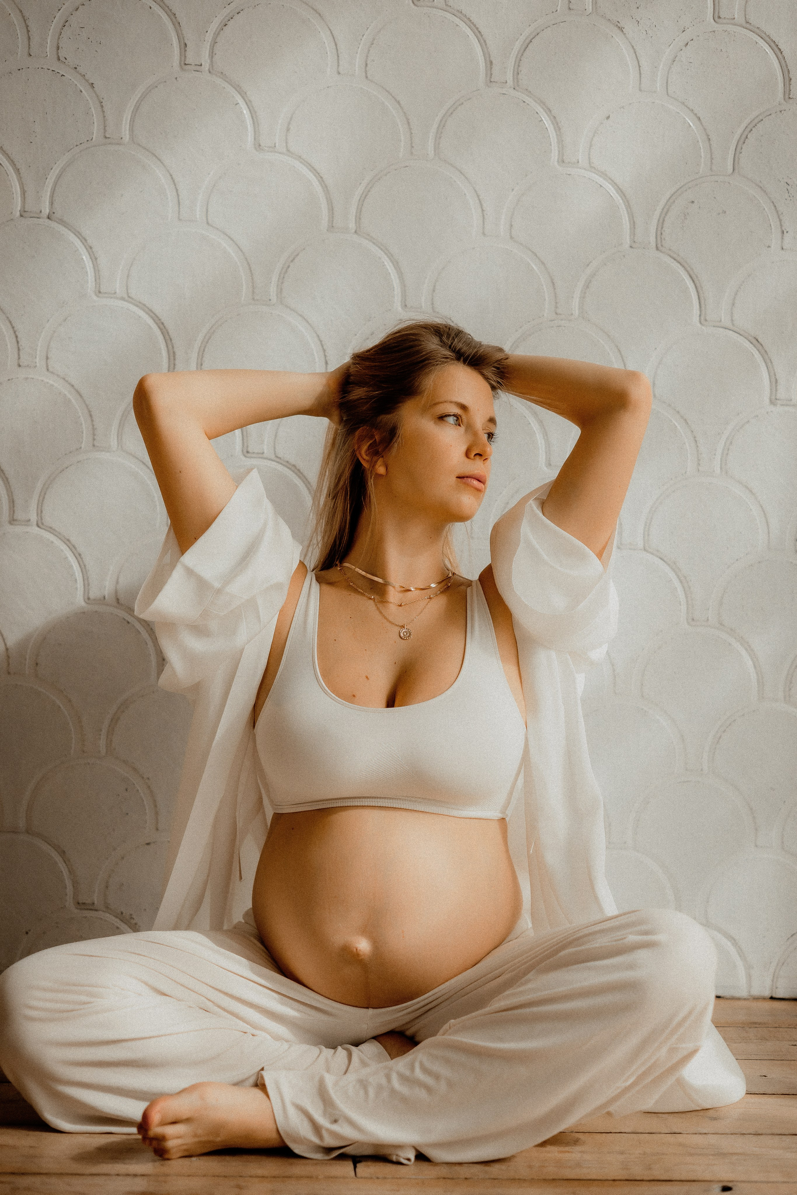 красивая фотосессия беременности в москве, фотосессия беременности в москве, фотосессия беременности с мужем в москве, фотосессия в светлой фотостудии в москве, топ фотограф беременности в москве, фотосессия беременности под ключ в москве, стильая фотосессия беременности в москве, нежная фотосессия беременности в москве, заказать фотосессию беременности в москве, ню фотосессия беременности в москве, фотосессия беременности на циклораме