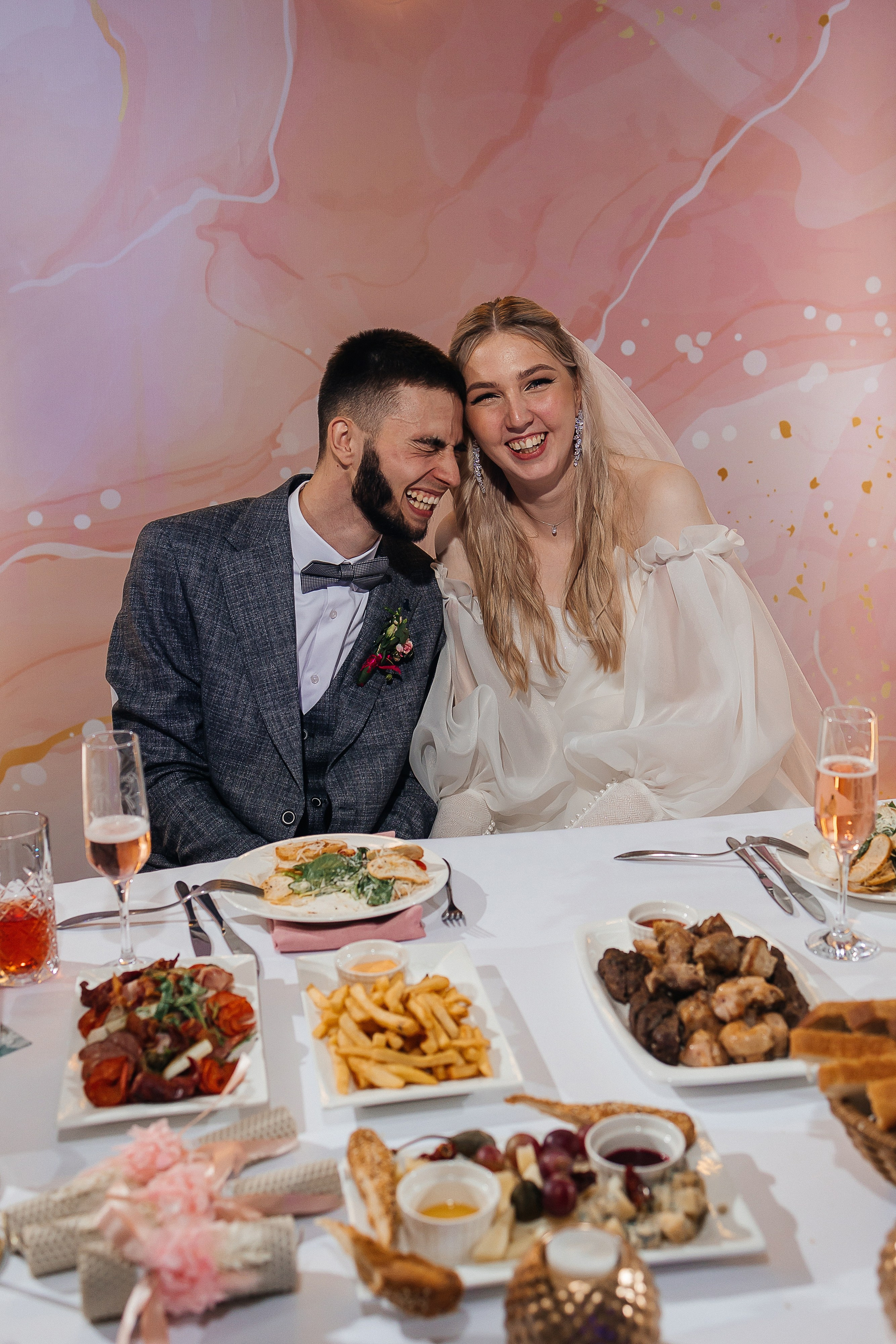 Чувственная первая встреча пары в отеле. Олег Сверчков | Свадебный фотограф Вологда