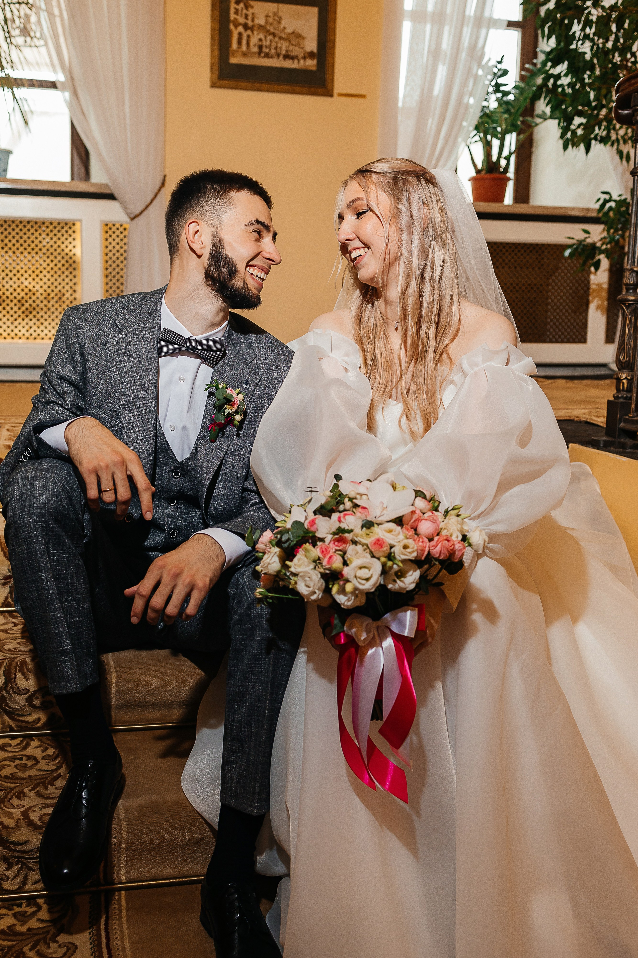 Чувственная первая встреча пары в отеле. Олег Сверчков | Свадебный фотограф Вологда