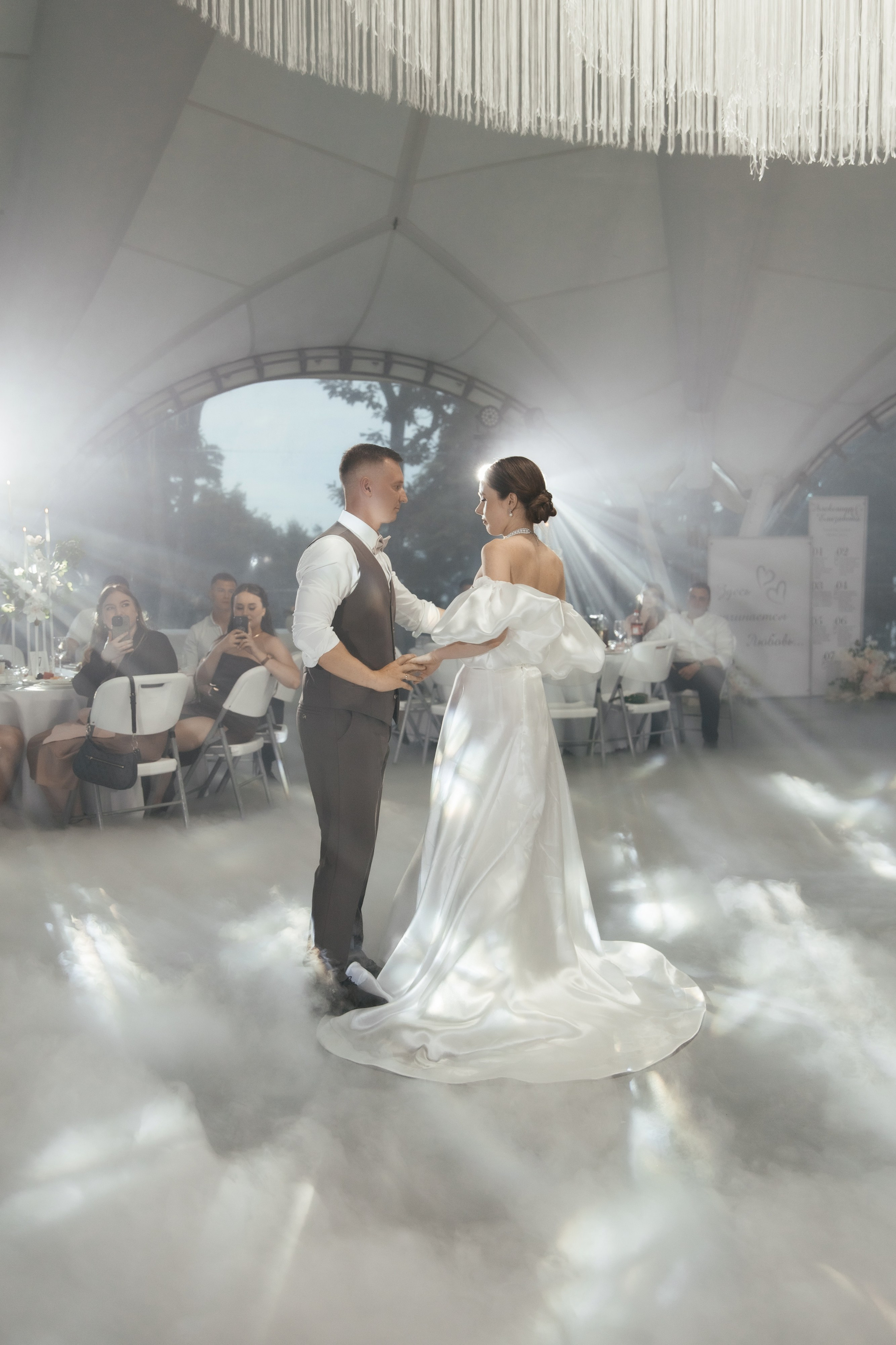 Я создаю профессиональные фотографии, которые сохраняют эмоции, детали и атмосферу вашего праздника. Свадебный фотограф во Владивостоке