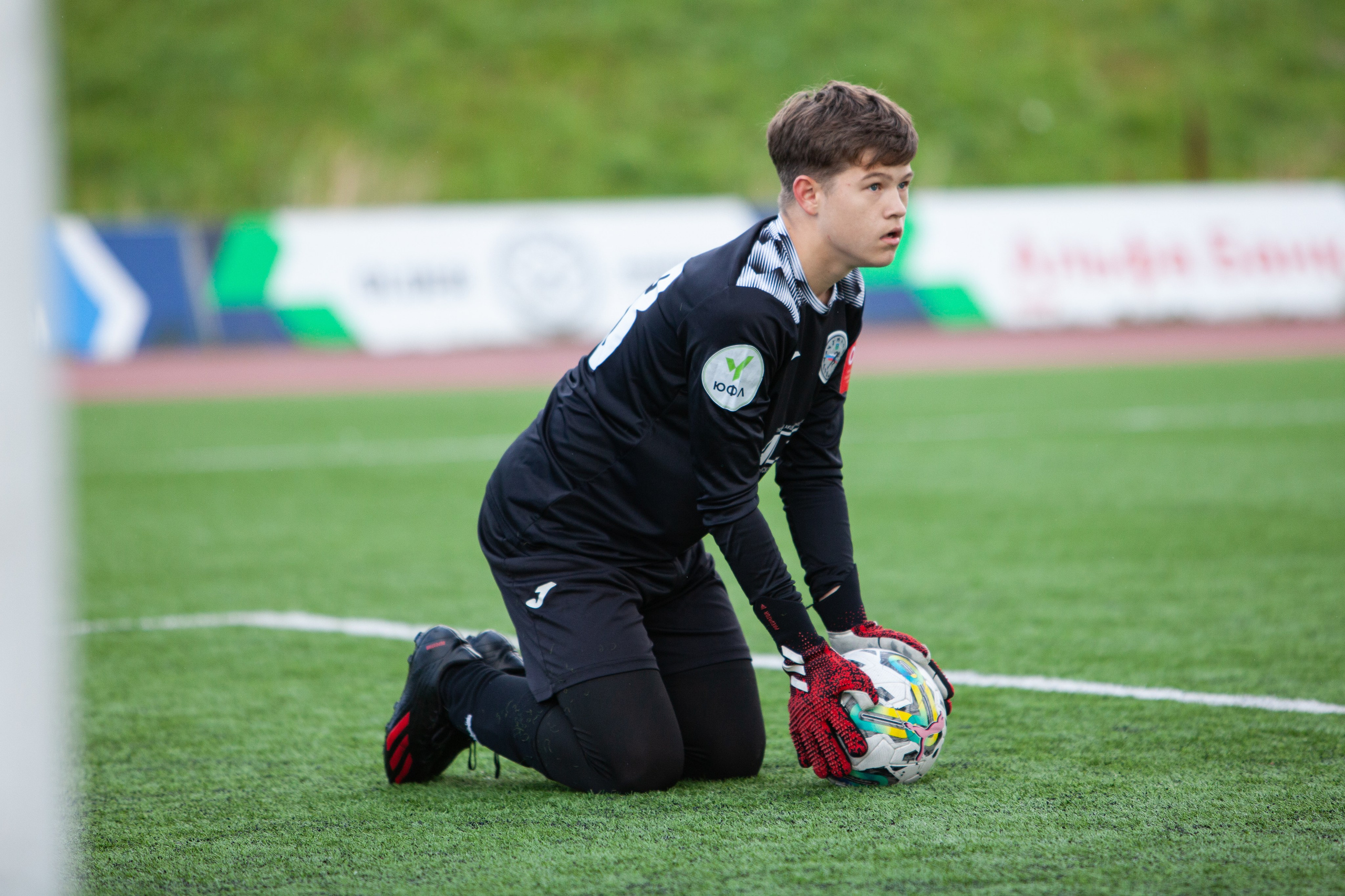 Матч юношеской футбольной лиги между командами СШ «Сахалин» и «СШОР № 1» (Комсомольск-на-Амуре). Кутузов Евгений Фотограф в Южно-Сахалинске