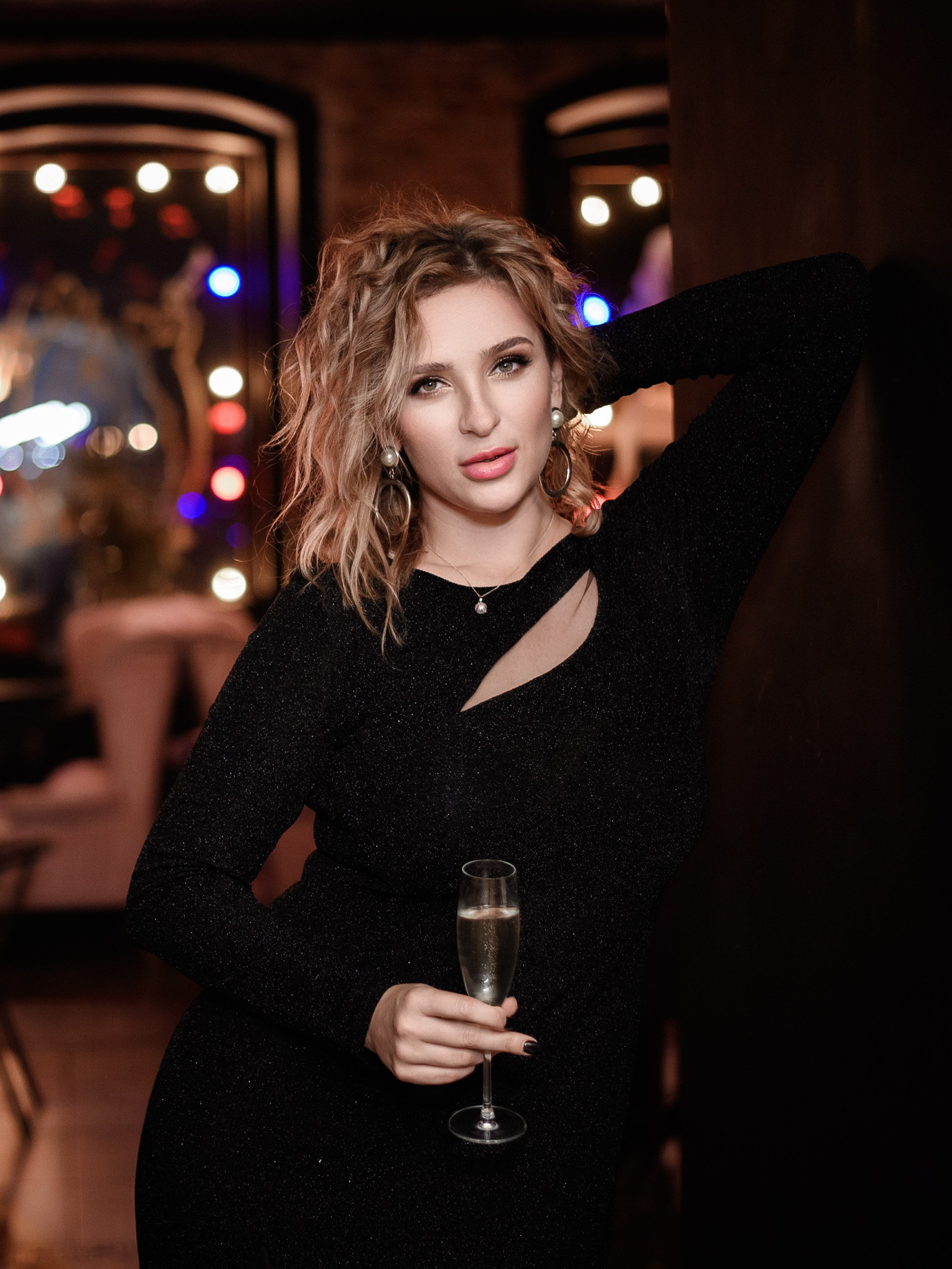 Стоимость работы репортажного фотографа на юбилее от 5000 рублей.