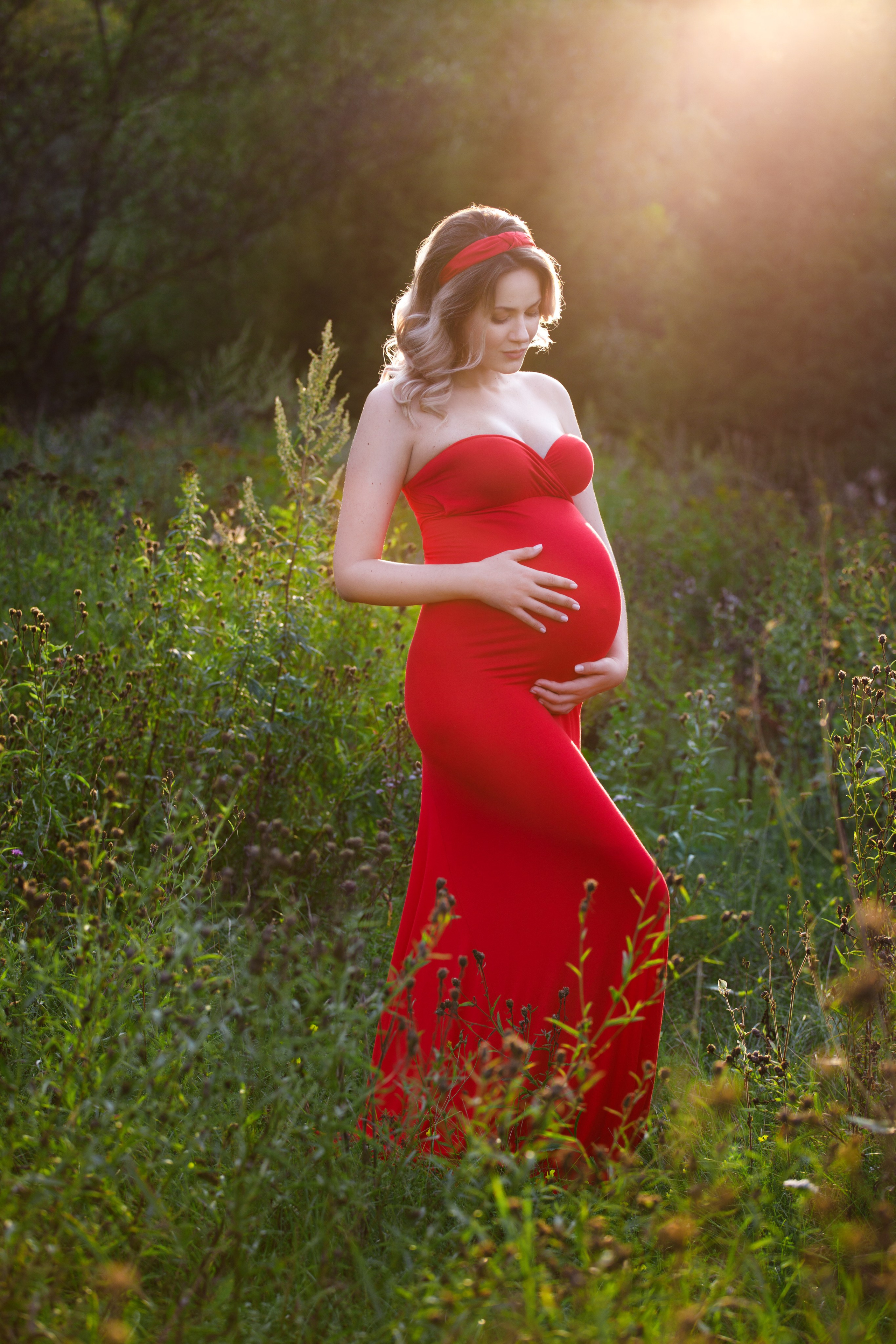 Фотосессия беременной девушки в парке