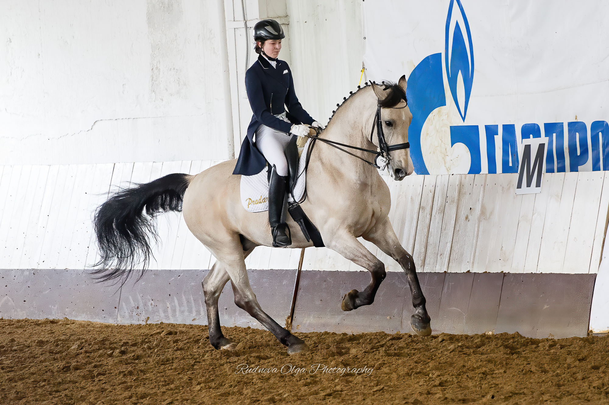 всадница из конного клуба Прадар движется галопом во время соревнований по выездке