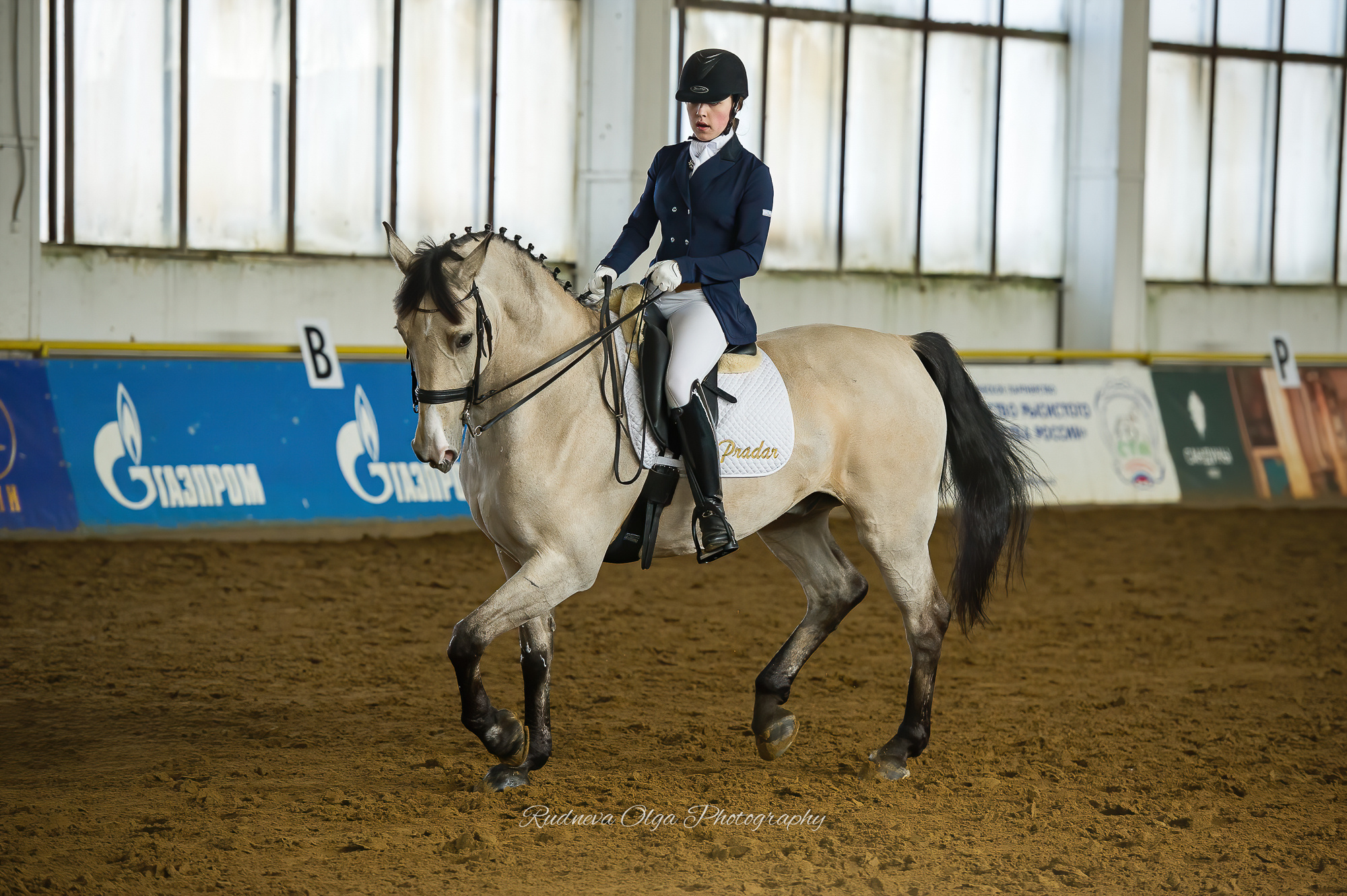 всадница из конного клуба Прадар делает вольт рысью во время соревнований по выездке