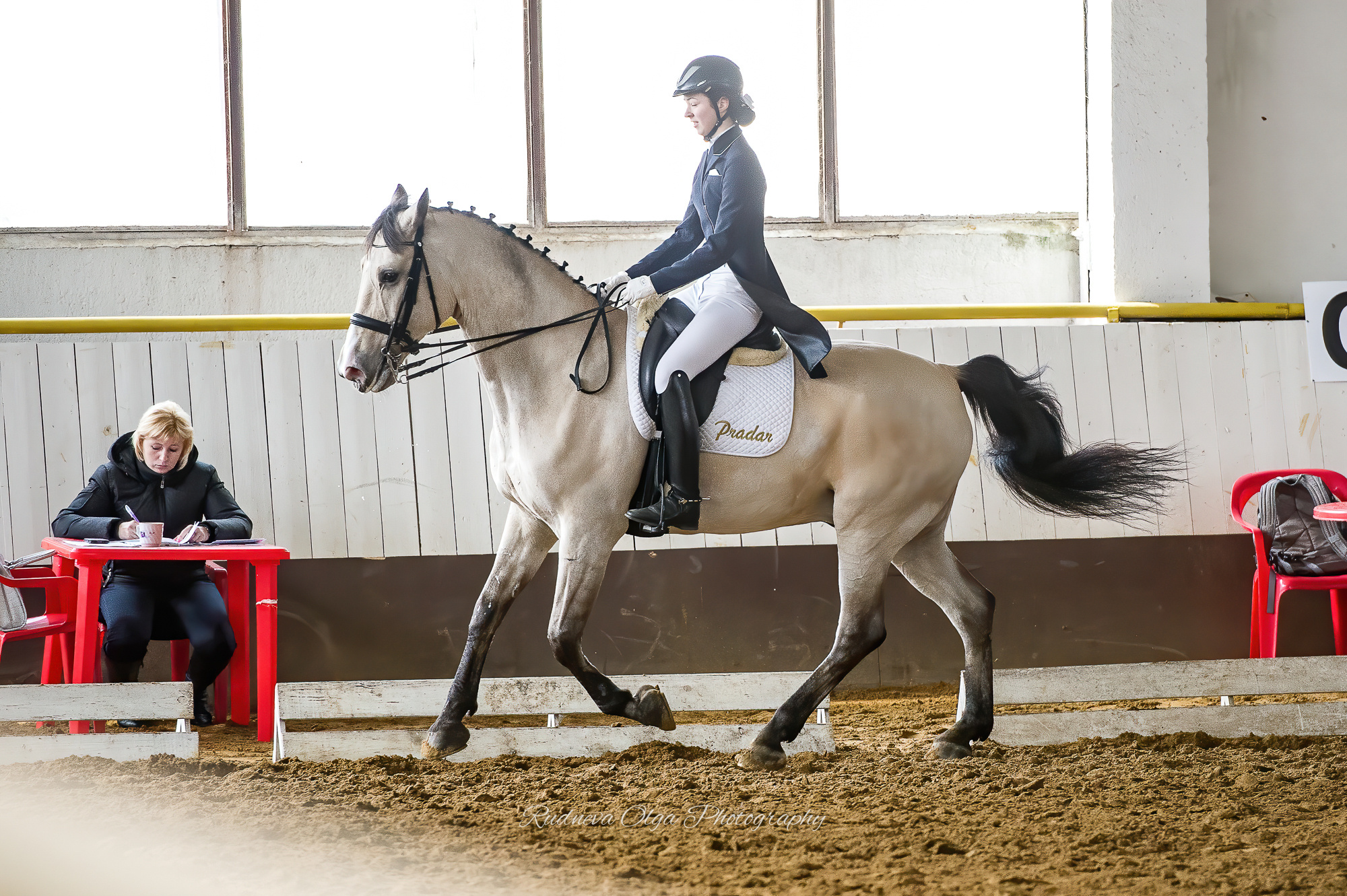 всадница из конного клуба Прадар движется галопом во время соревнований по выездке