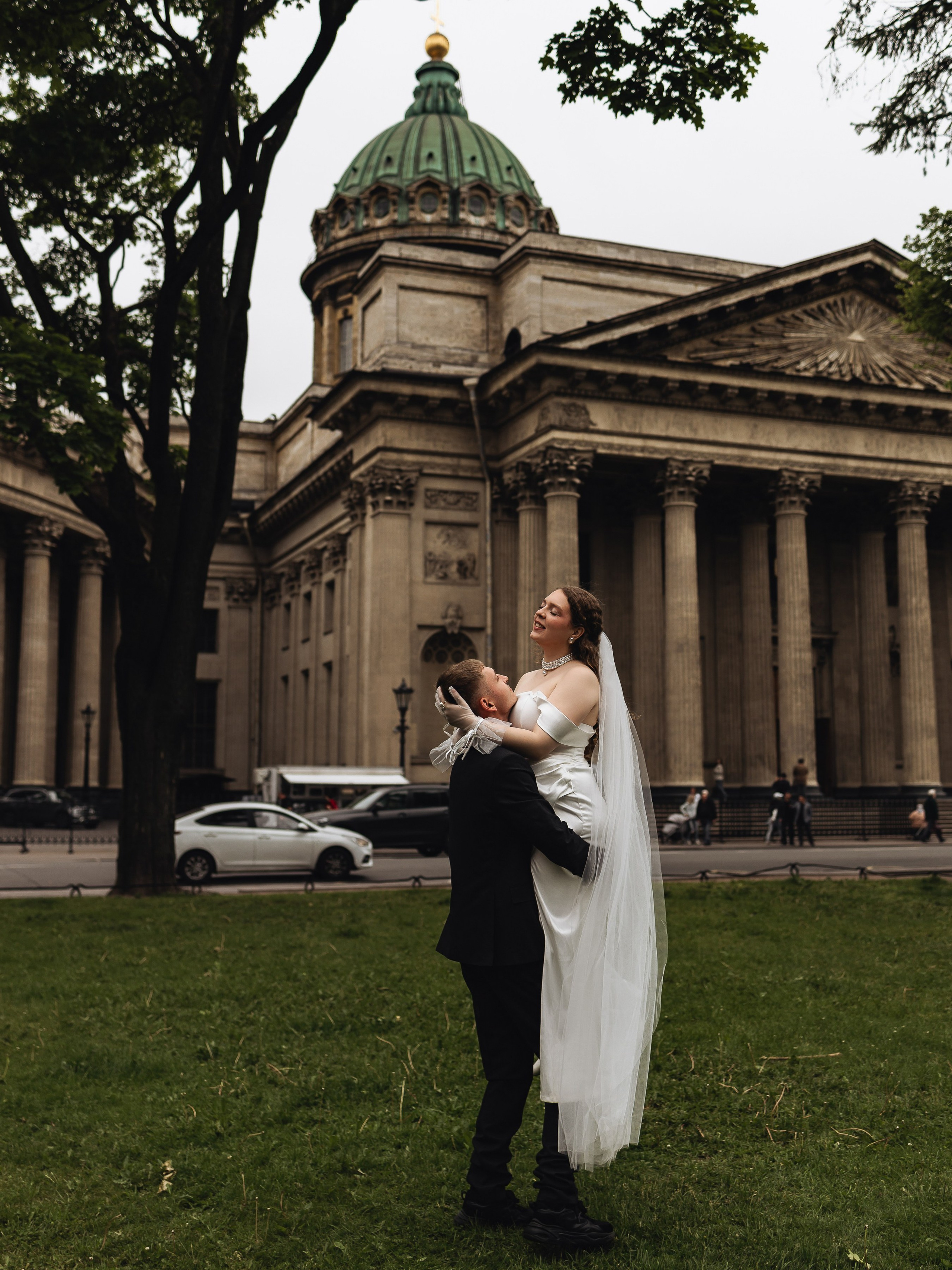 Фотосессия у Казанского собора и Банковского моста в центре Петербурга. Крылатые львы, канал Грибоедова, Дом Зингер и колоннада собора — узнаваемые ракурсы для классической свадебной съёмки