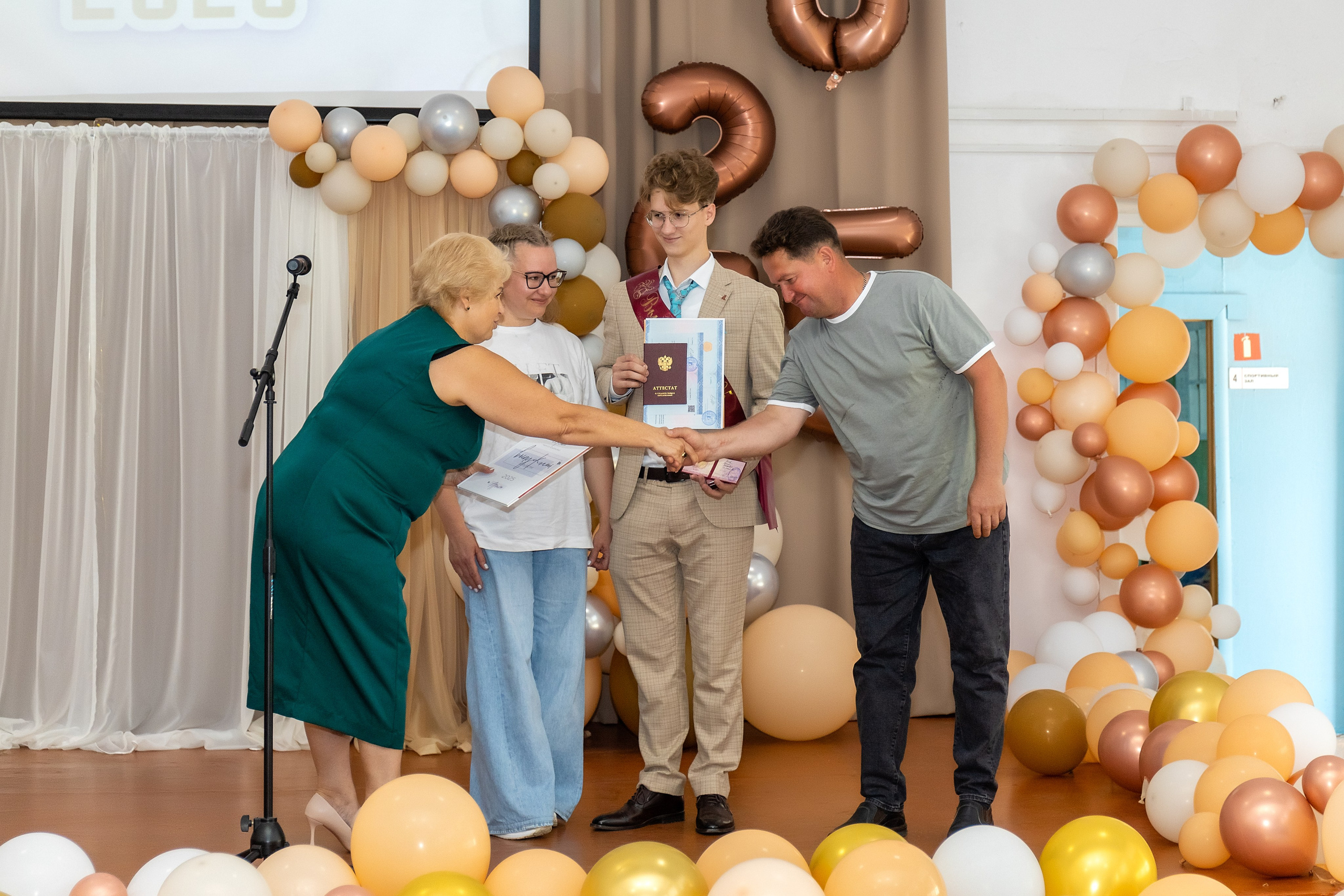 Выпускной. Школа 22, 11 класс. Стильный выпускной альбом Владивосток фотограф Вероника Мигачева