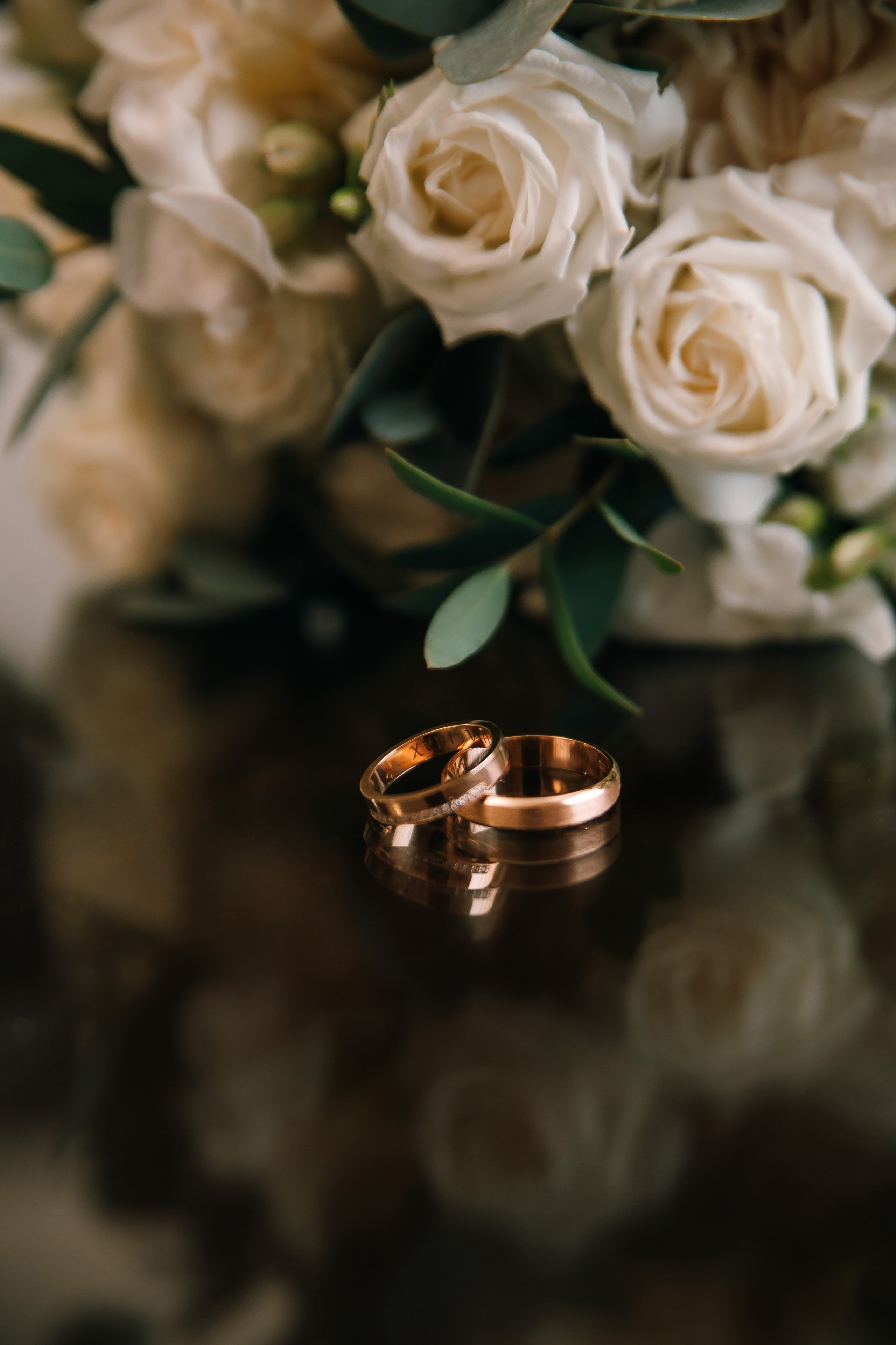 Кольца на фоне букета цветов