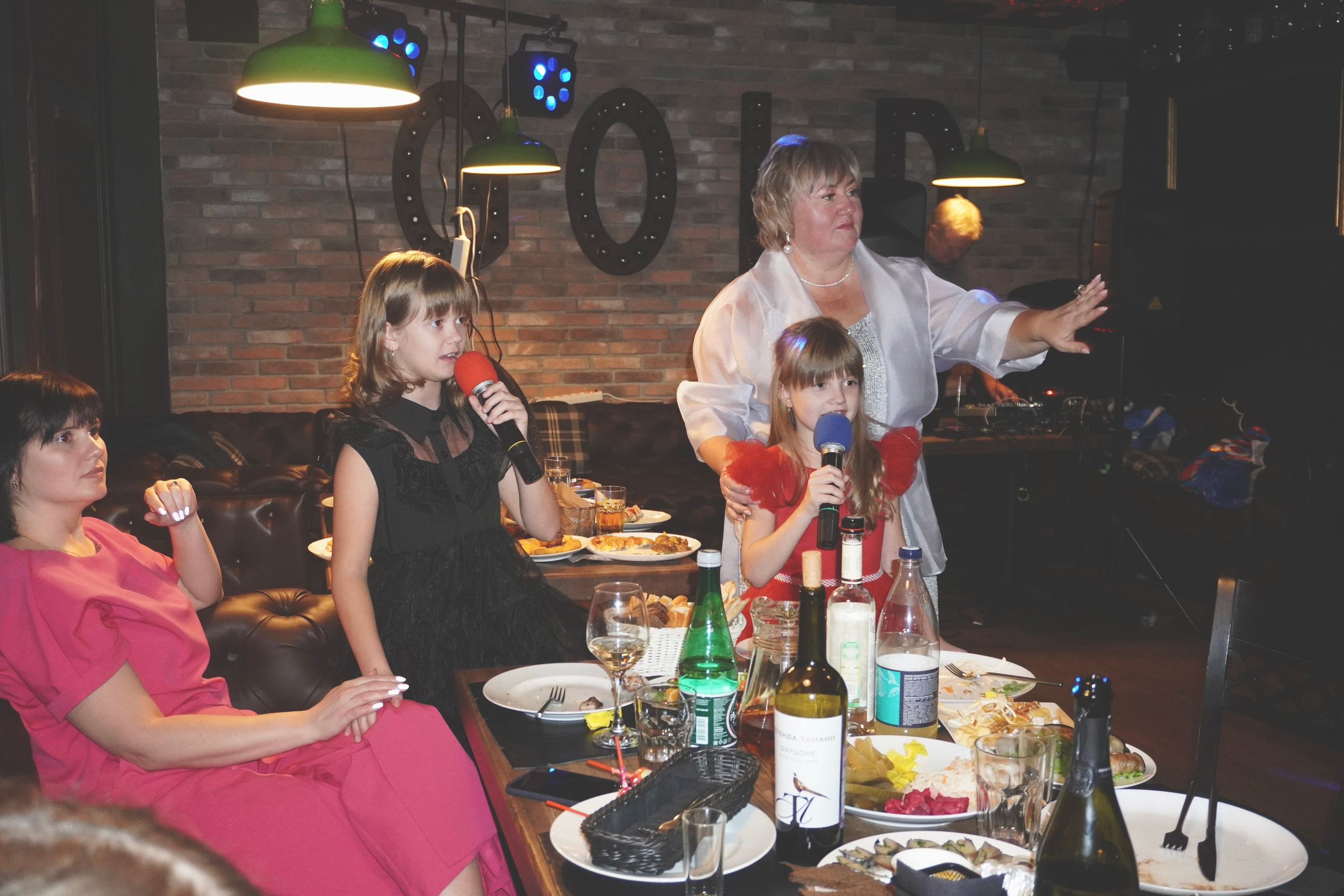 Съемка на день рождения Елены в окружении друзей и родных. Репортажный и портретный фотограф Татьяна Одинцова