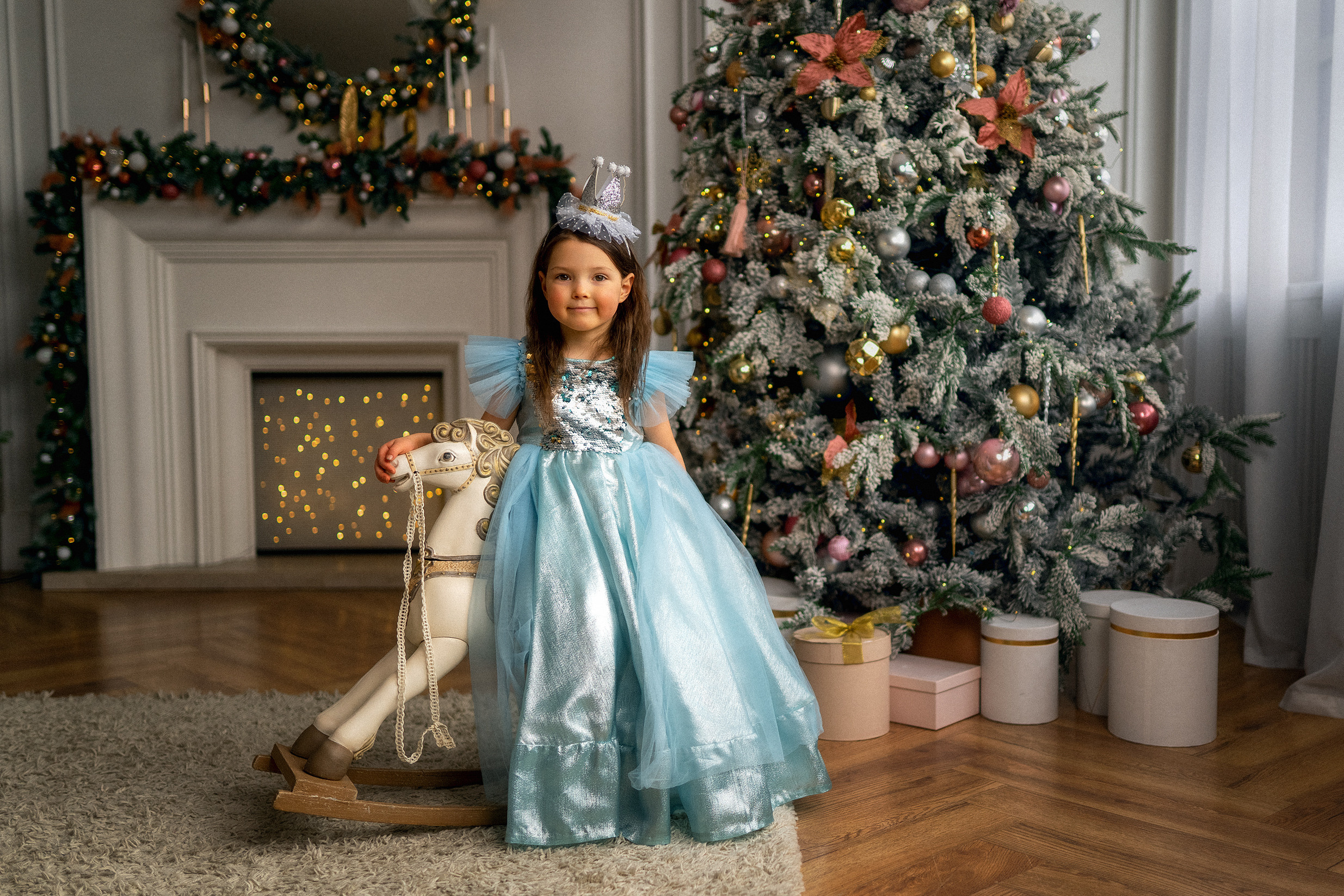 Семейная новогодняя фотосессия мамы и дочки в студии