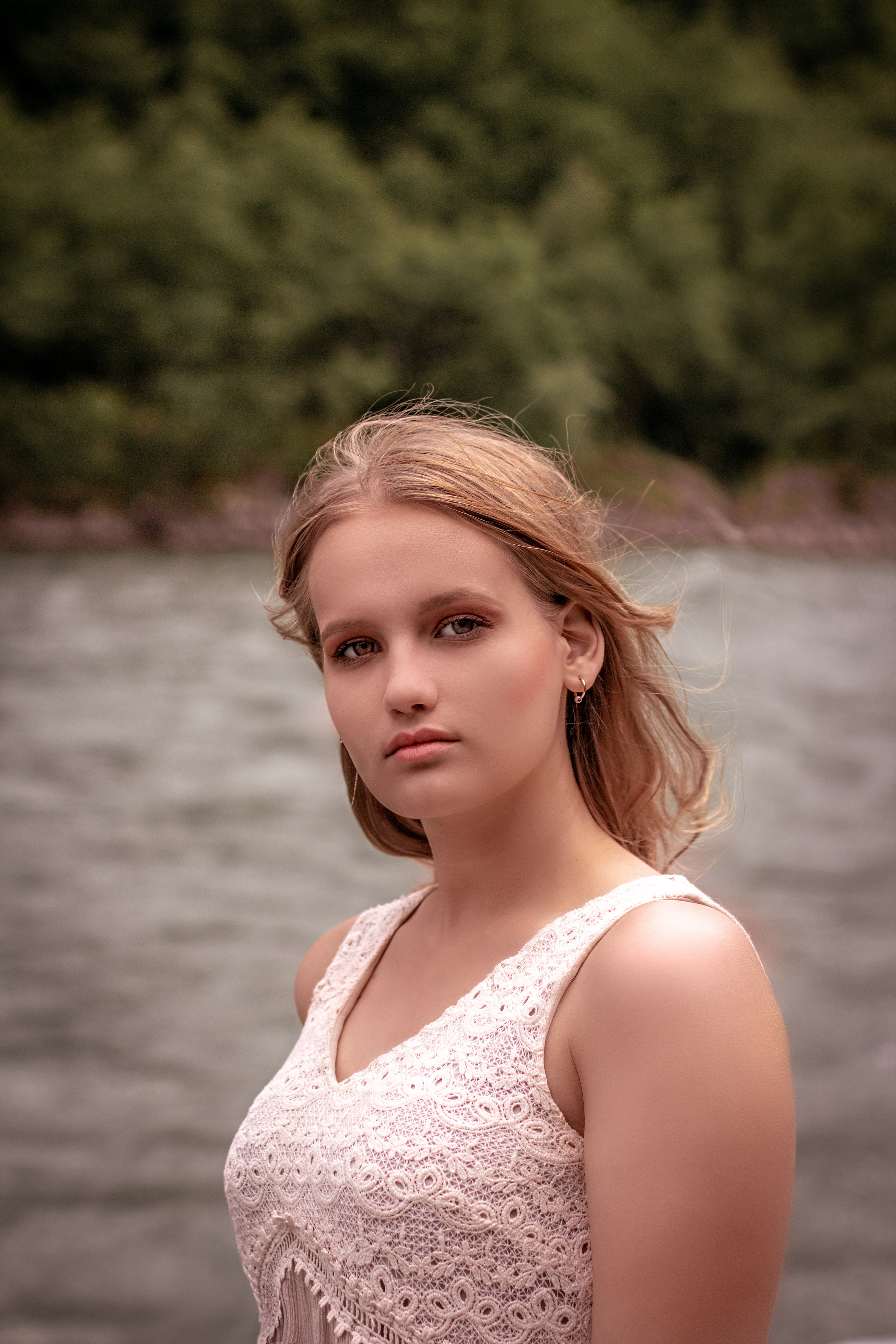 Девушка у воды