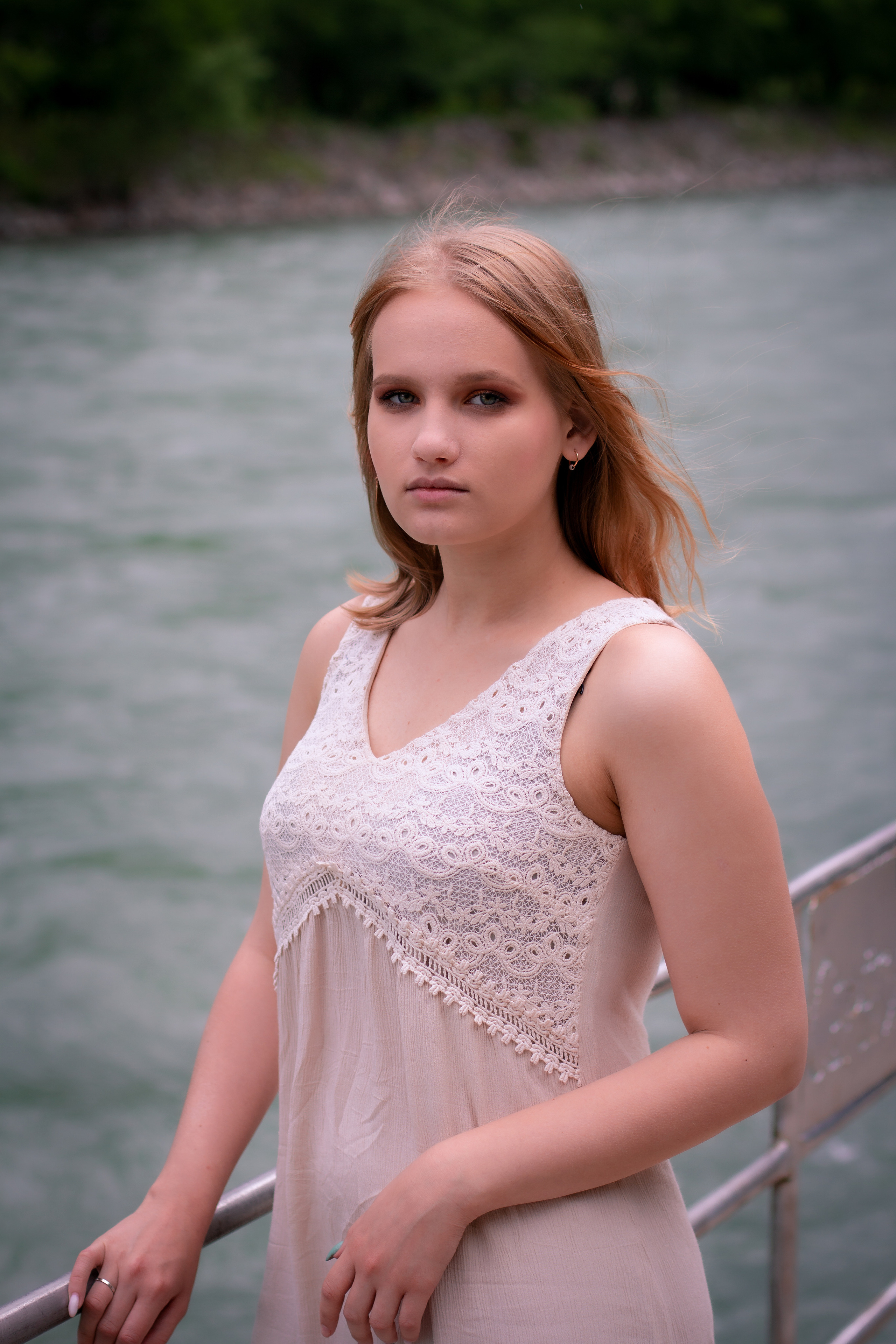 Девушка у воды