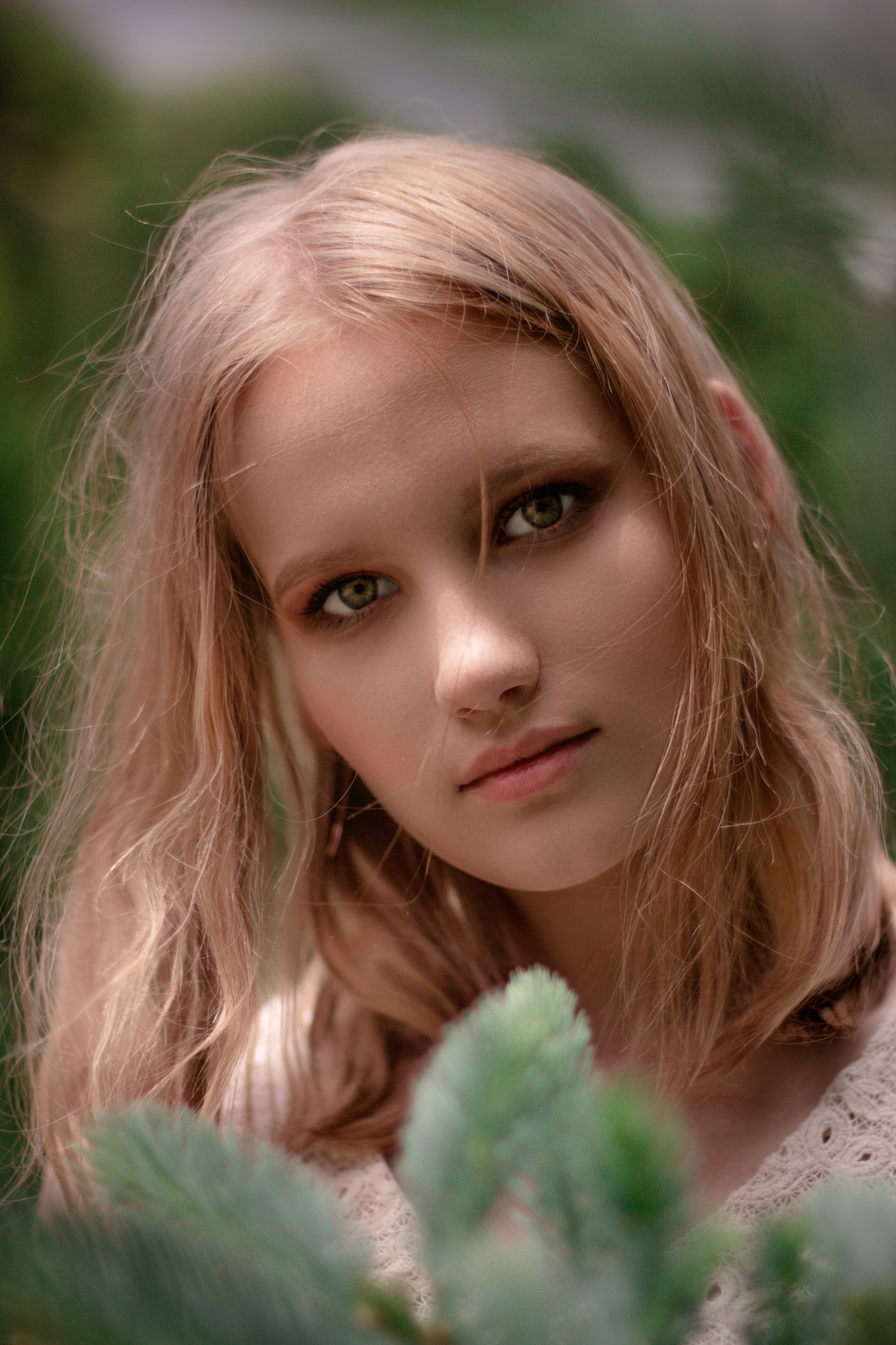 Крупный портрет девушки в зелени