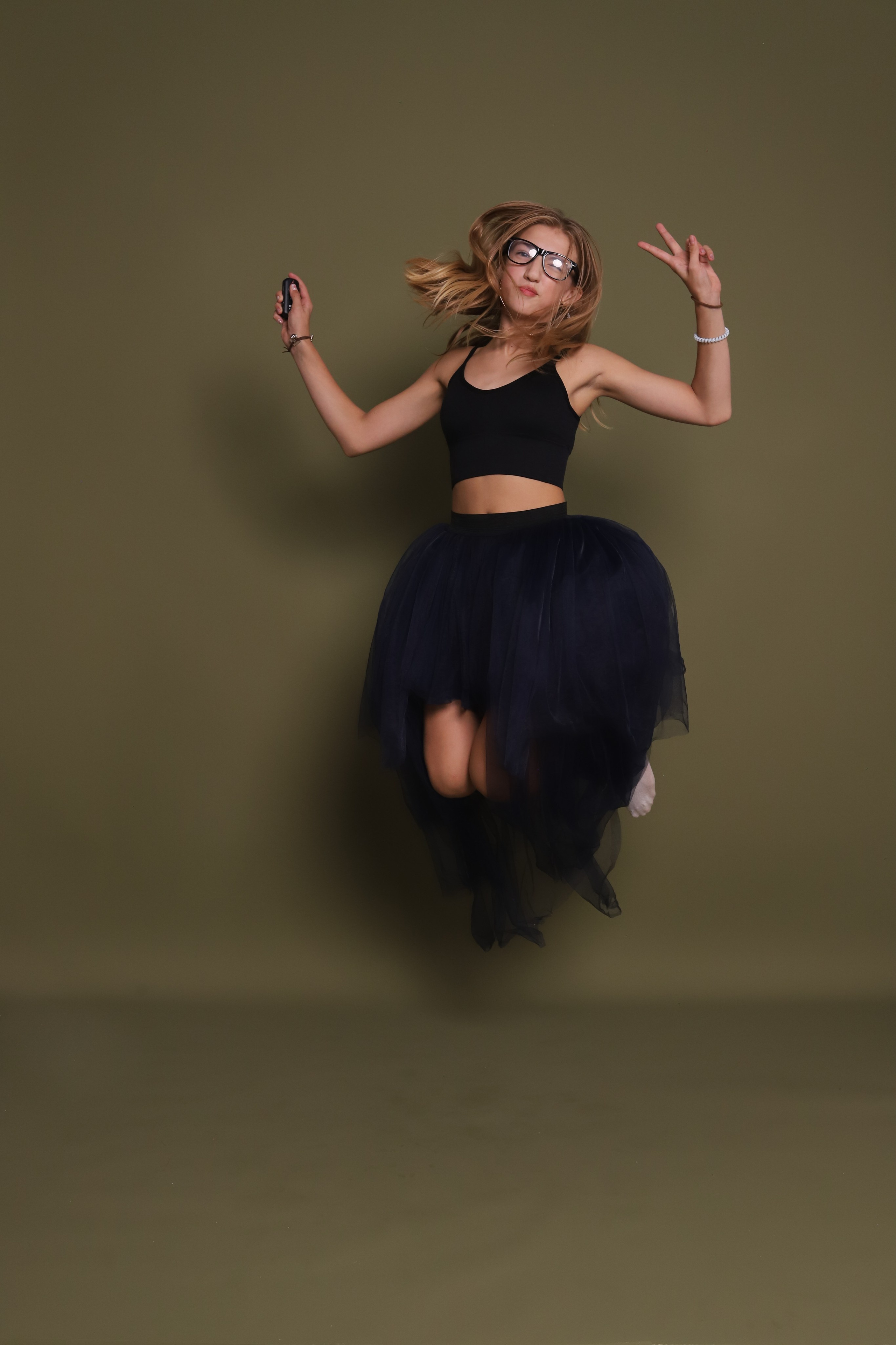 Цвет фона Хаки. Фотостудия самообслуживания. Студия без фотографа в Твери