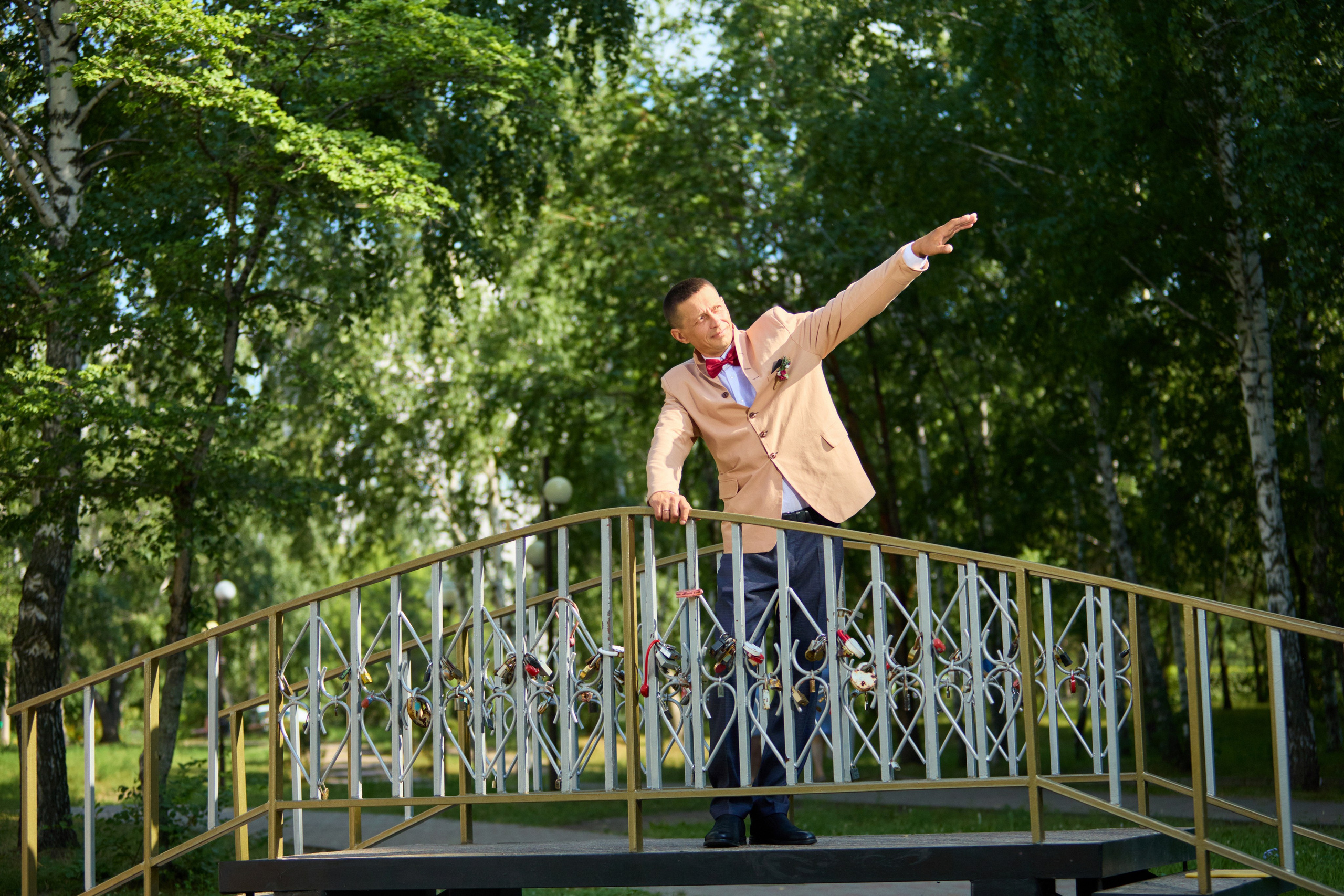 жених стоит на мостике