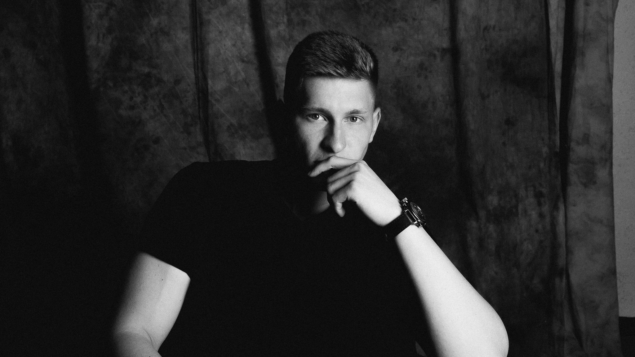 Фотограф Роман Романов — Драматический мужской портрет в студии