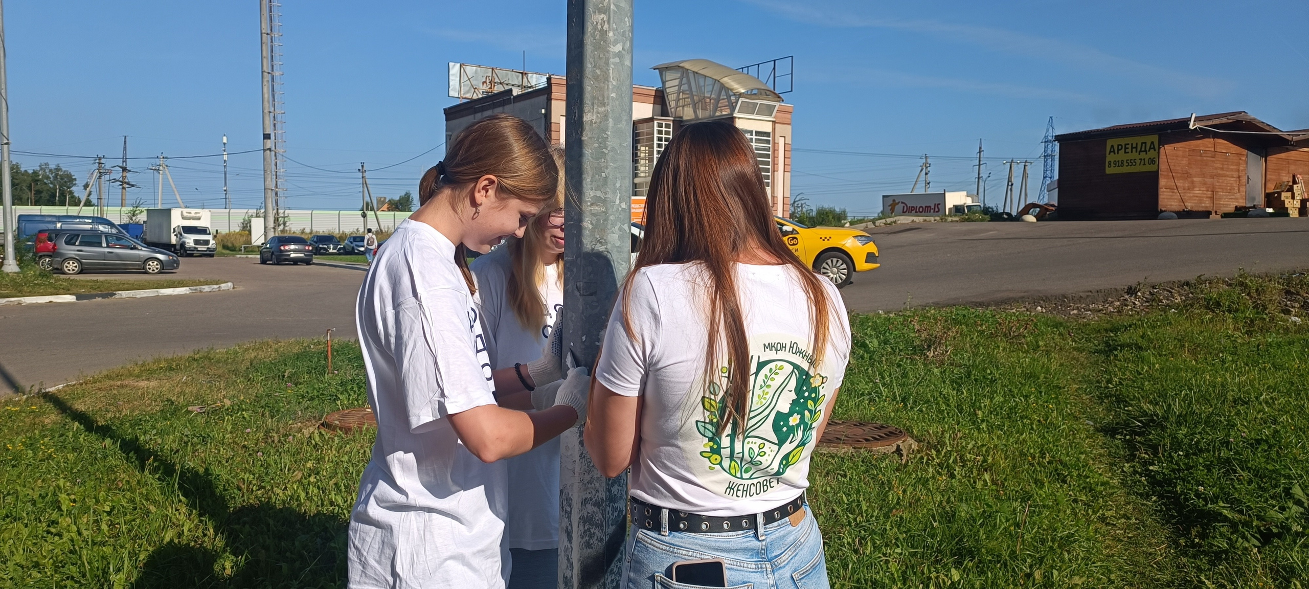 Костикова Виктория на субботнике в Домодедово.