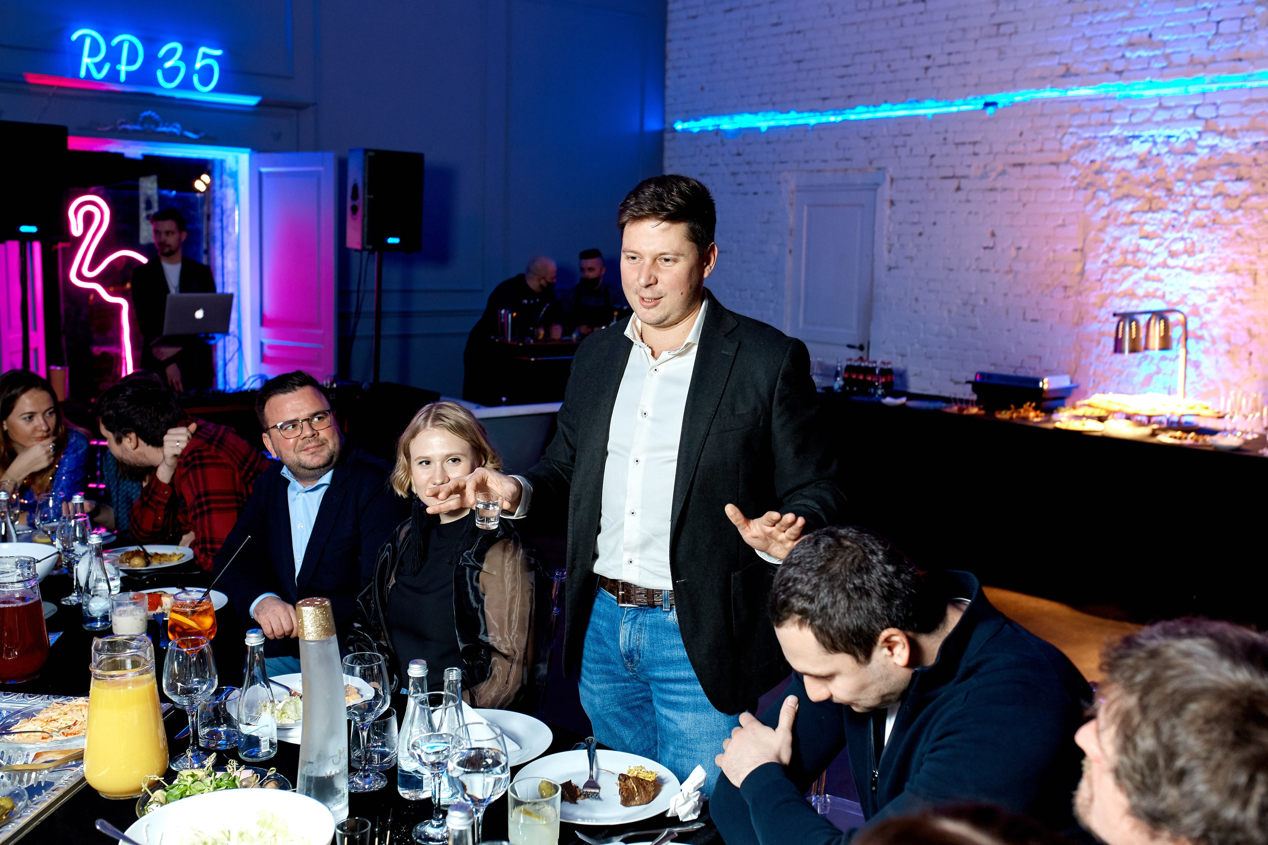 Фотограф на юбилей в Москве, заказать услуги фотосъёмки — Цены и стоимость услуг профессионального фотографа на юбилей