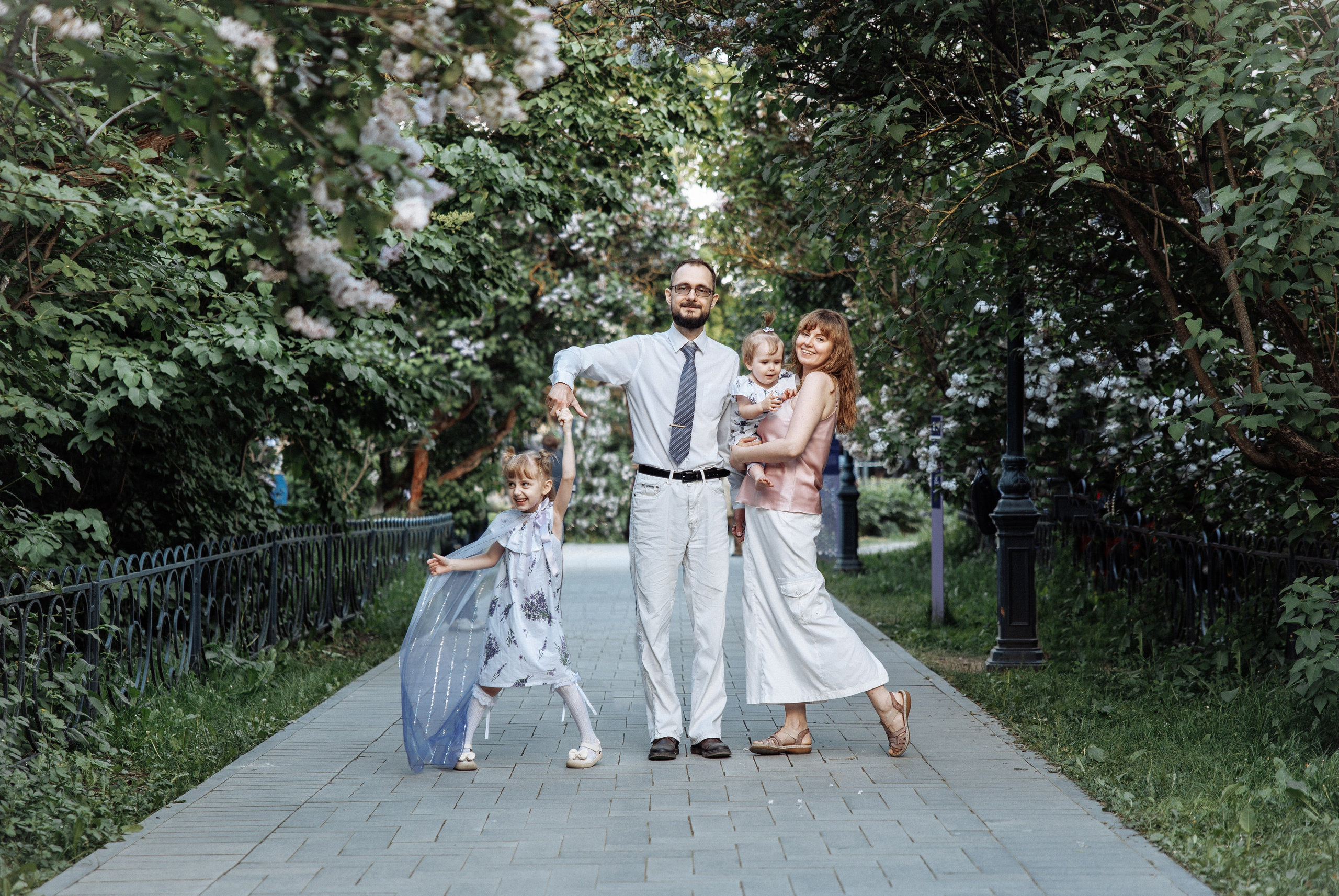 Семейная фотосессия в Сиреневом саду. Семейный фотограф в Москве Влада Лунина