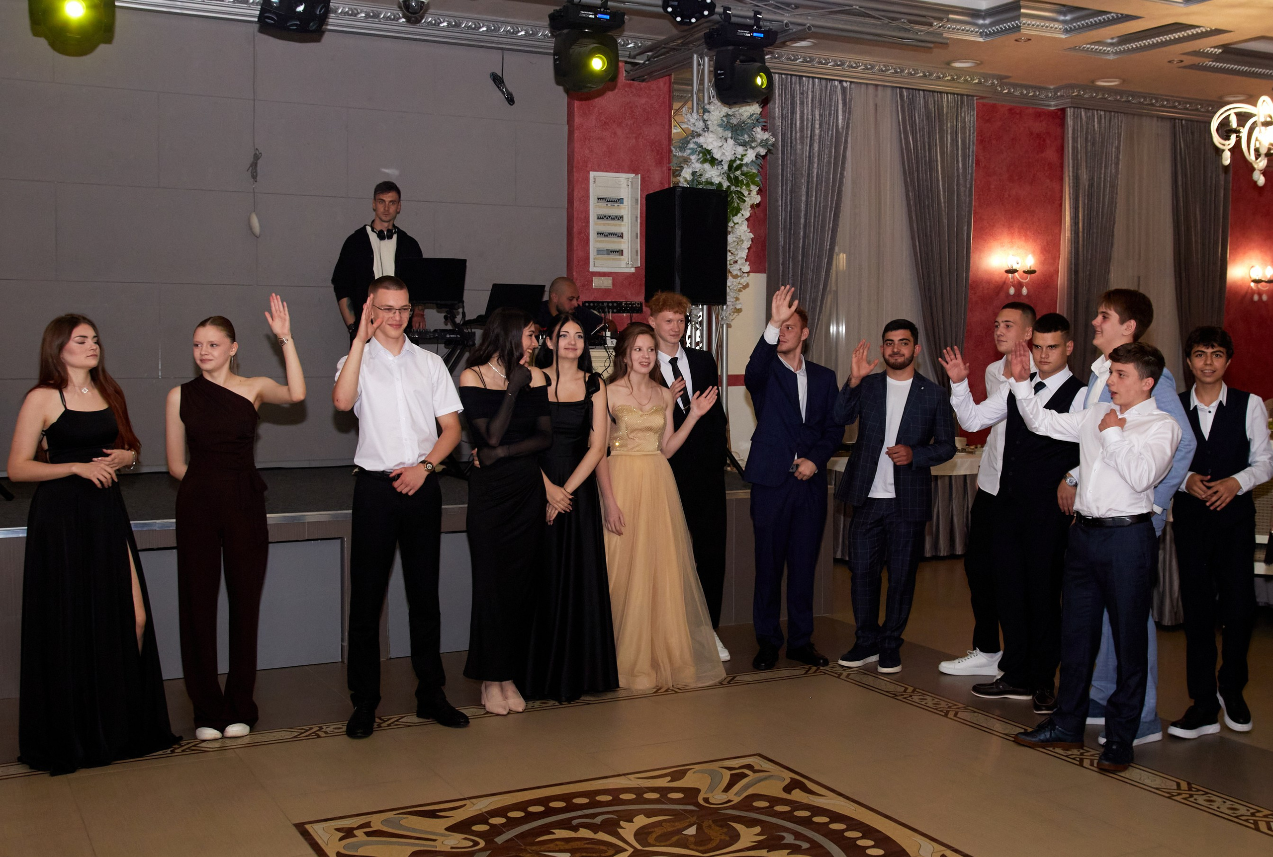 работа фотографа и видеографа на школьном празднике на КМВ